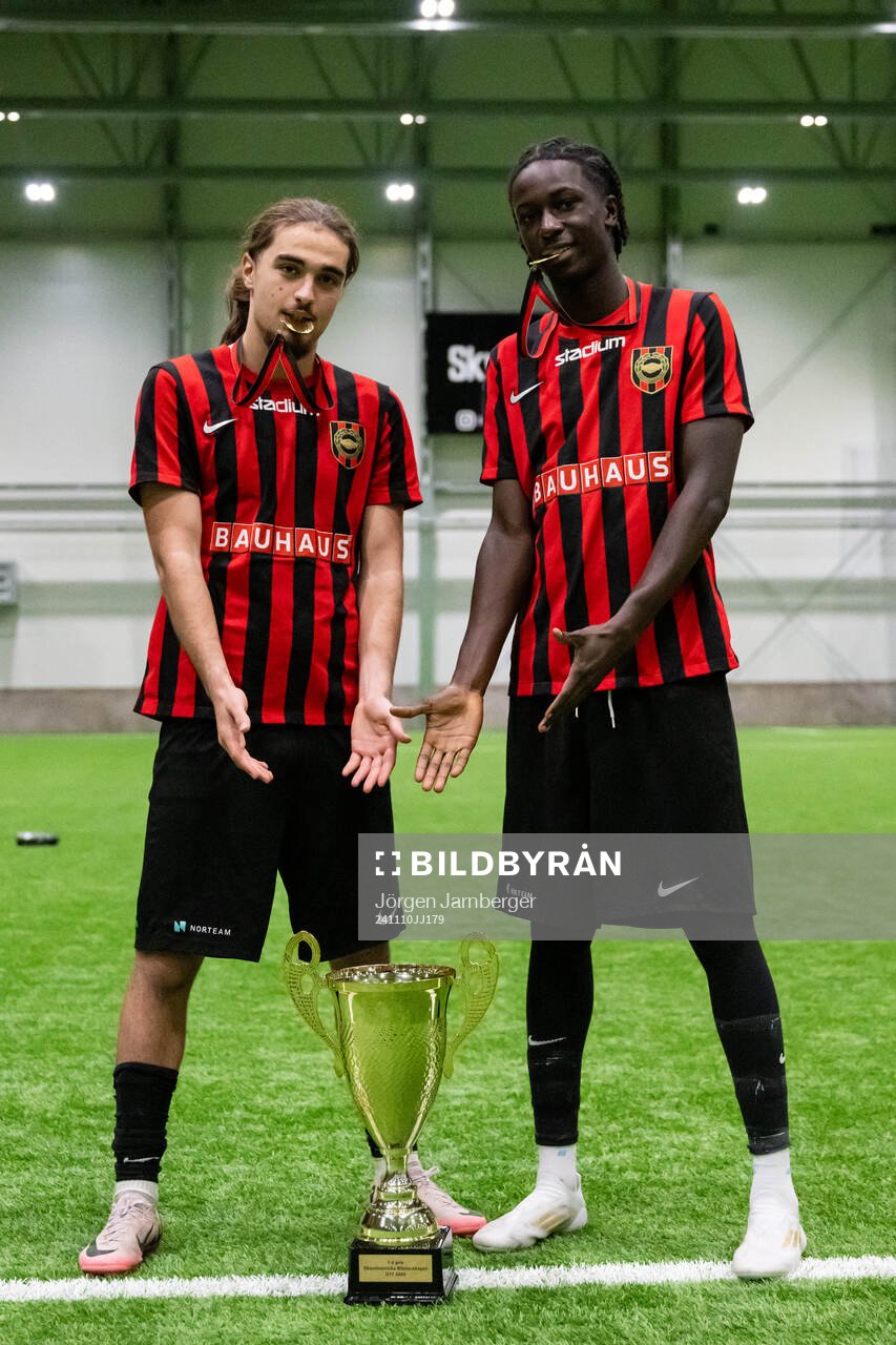 Brommapojkarnas spelare poserar med pokalen
