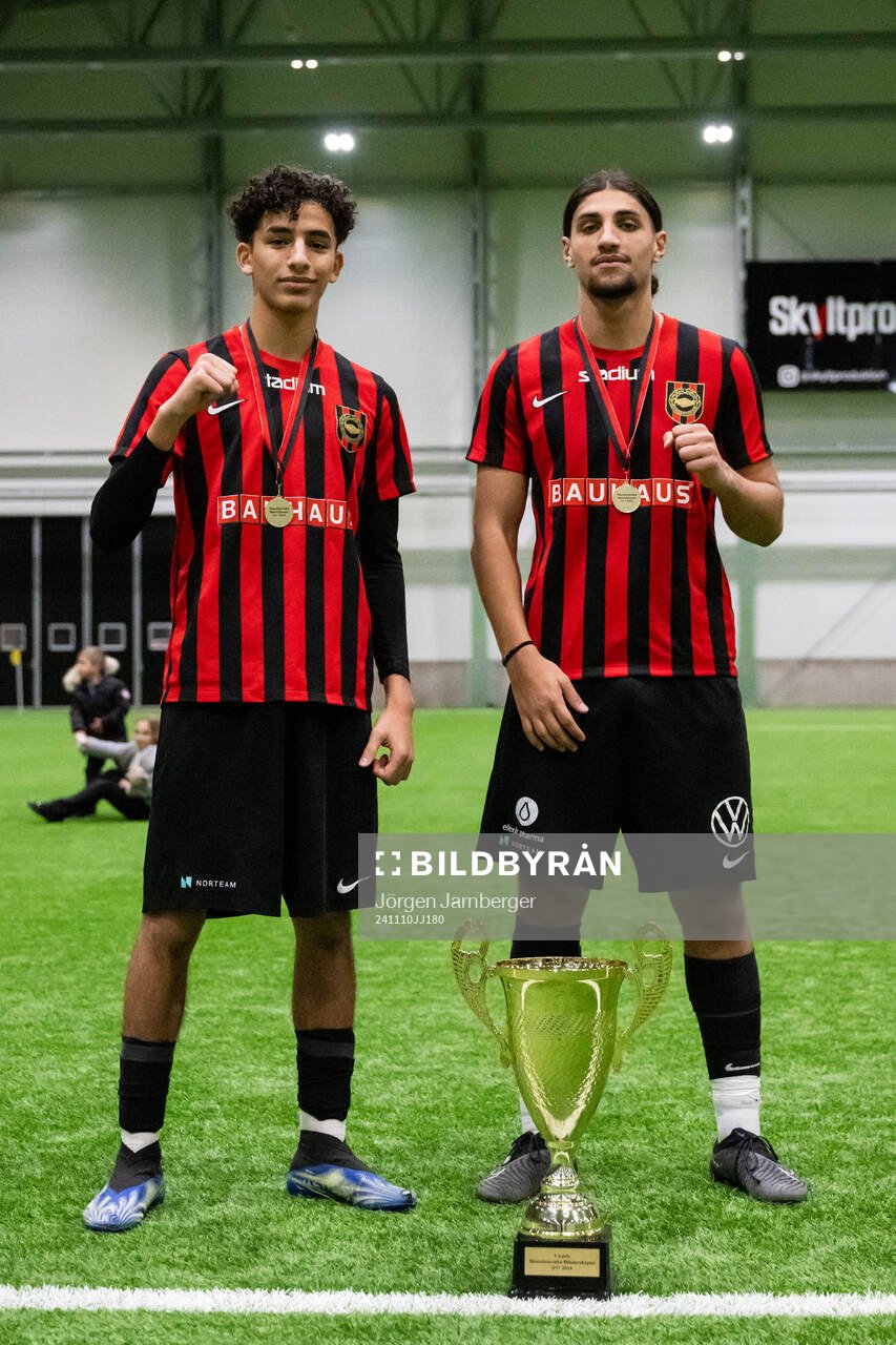 Brommapojkarnas spelare poserar med pokalen