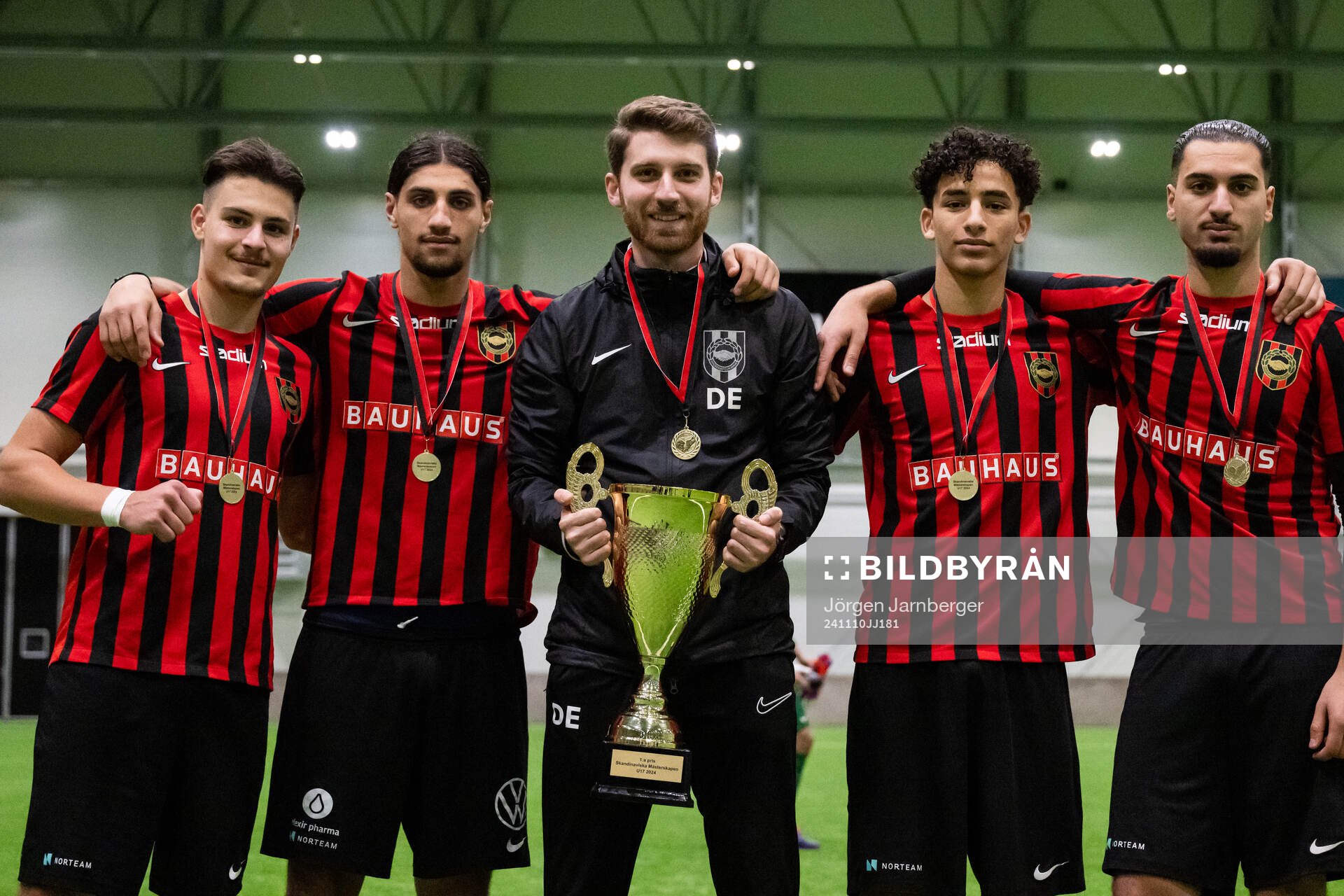 Brommapojkarnas spelare poserar med pokalen