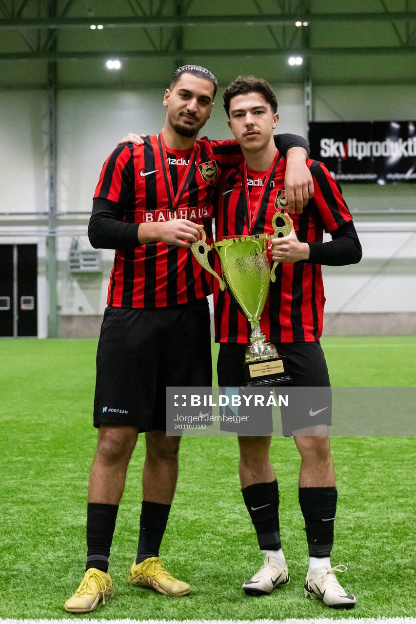 Brommapojkarnas spelare poserar med pokalen