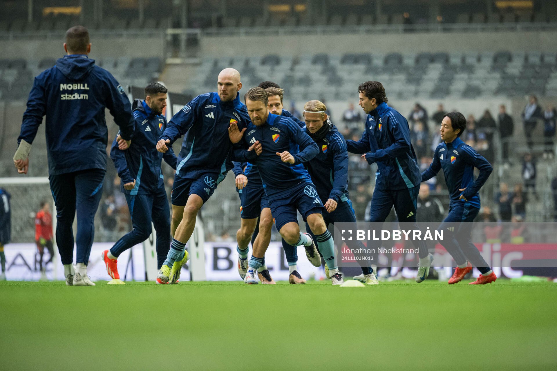 Djurgårdens Marcus Danielson och Jacob Larsson under uppvärmning inför fotbollsmatchen i Allsvenskan mellan Djurgården och IFK Norrköping den 10 november 2024 i Stockholm.