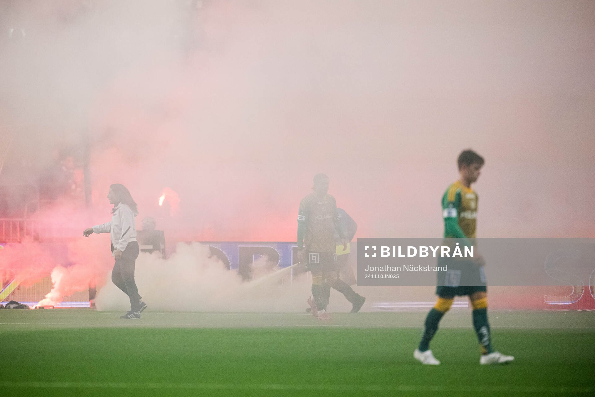 IFK Norrköpings supportrar har kastat ut bengaler på plan