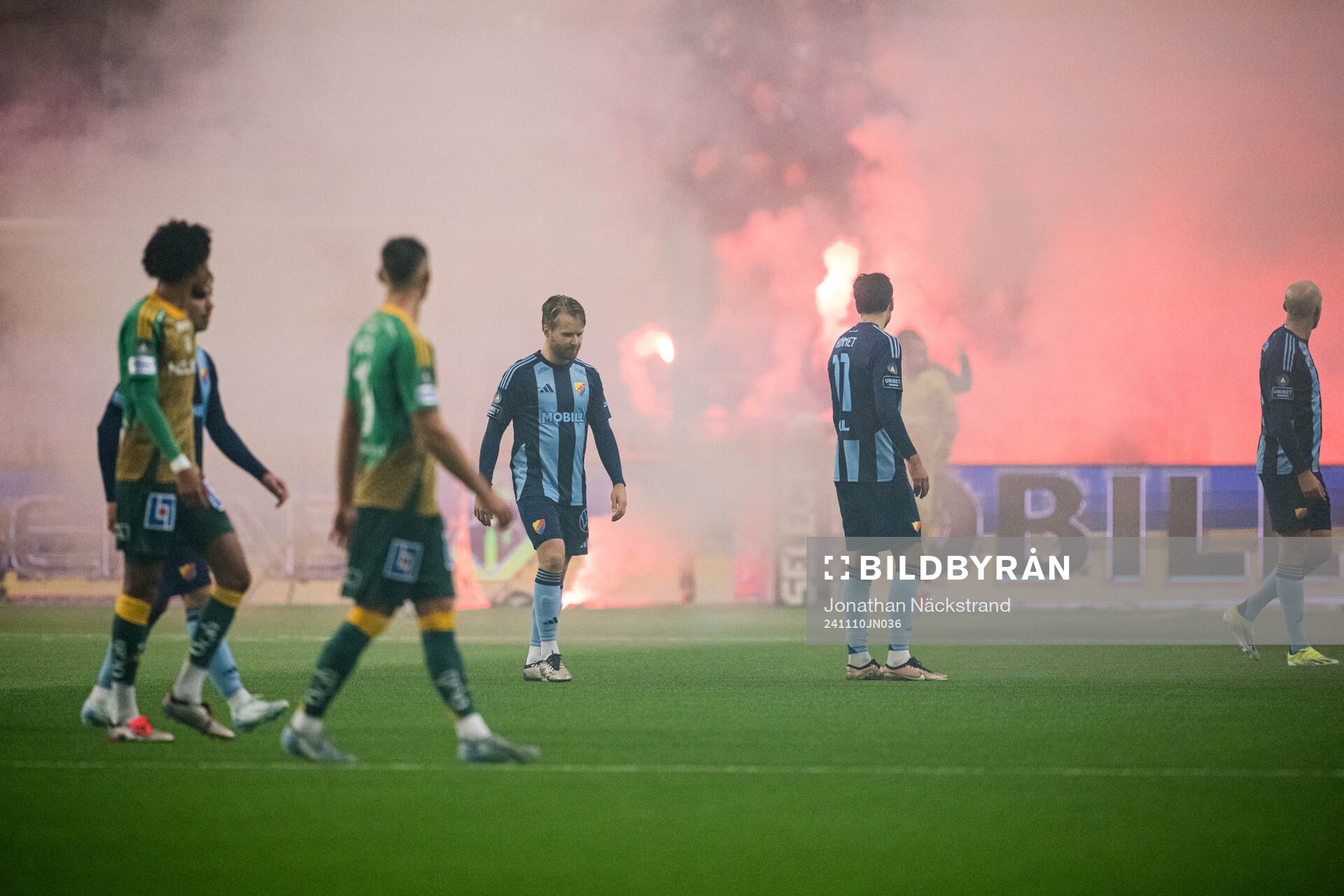 IFK Norrköpings supportrar har kastat ut bengaler på plan