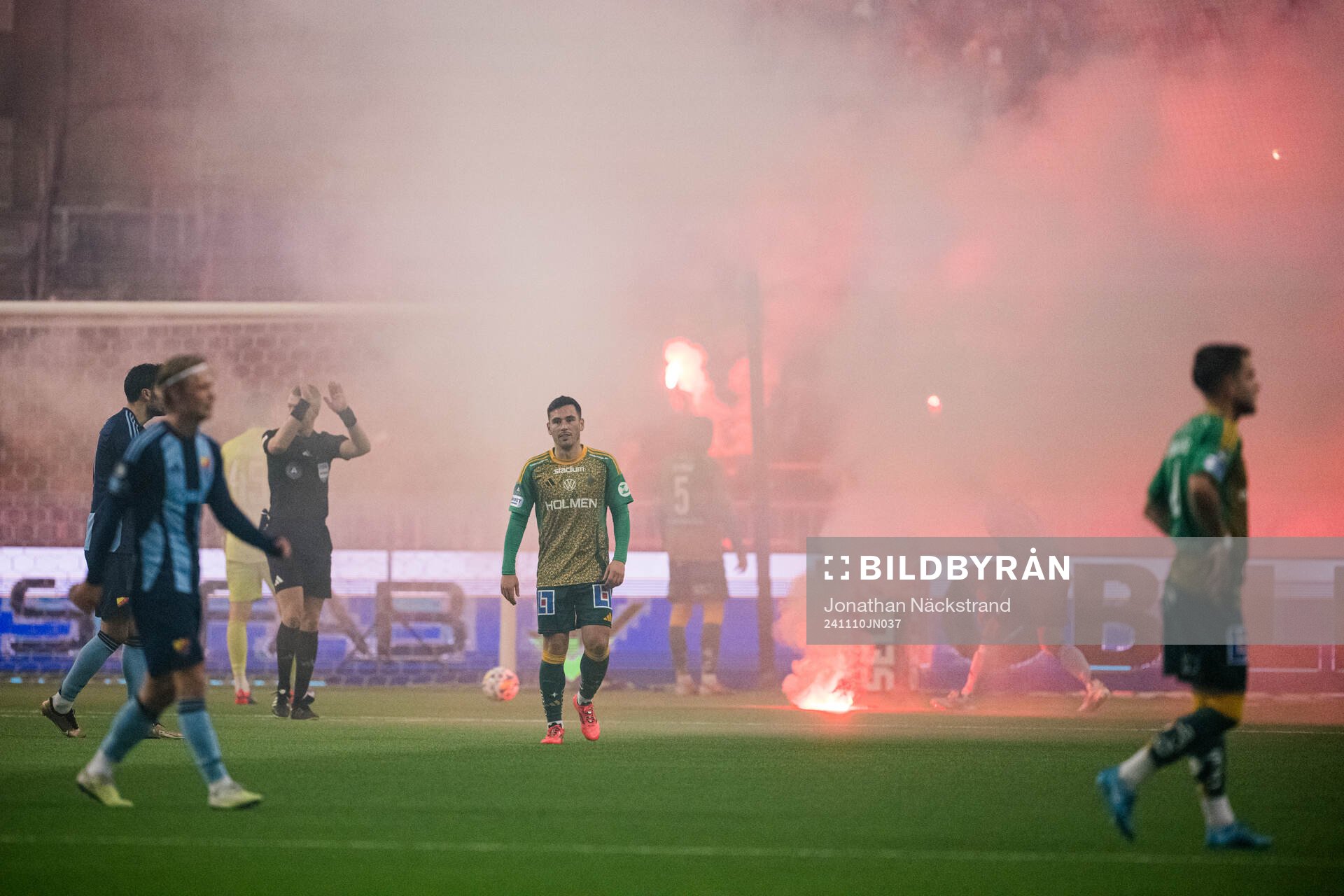 IFK Norrköpings supportrar har kastat ut bengaler på plan