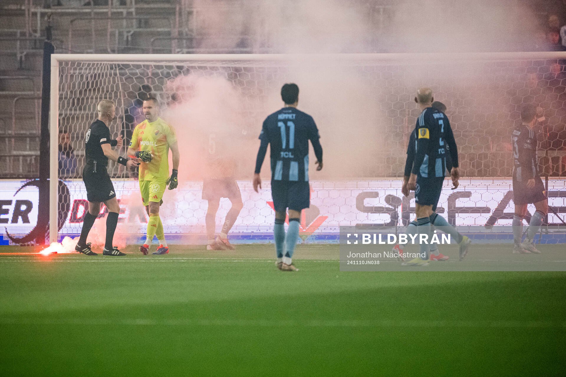 Domare Adam Ladebäck när IFK Norrköpings supportrar har