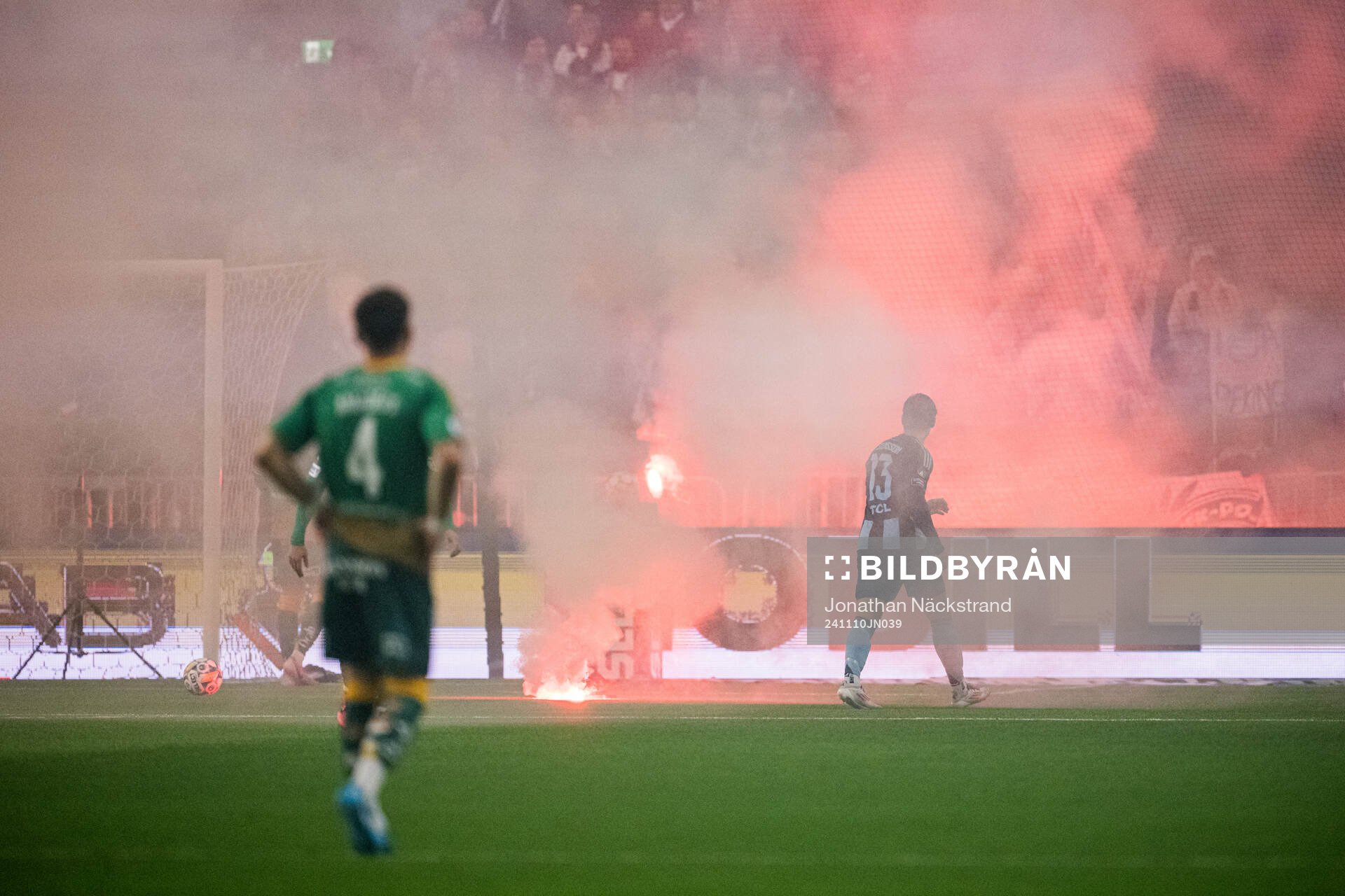 IFK Norrköpings supportrar har kastat ut bengaler på plan