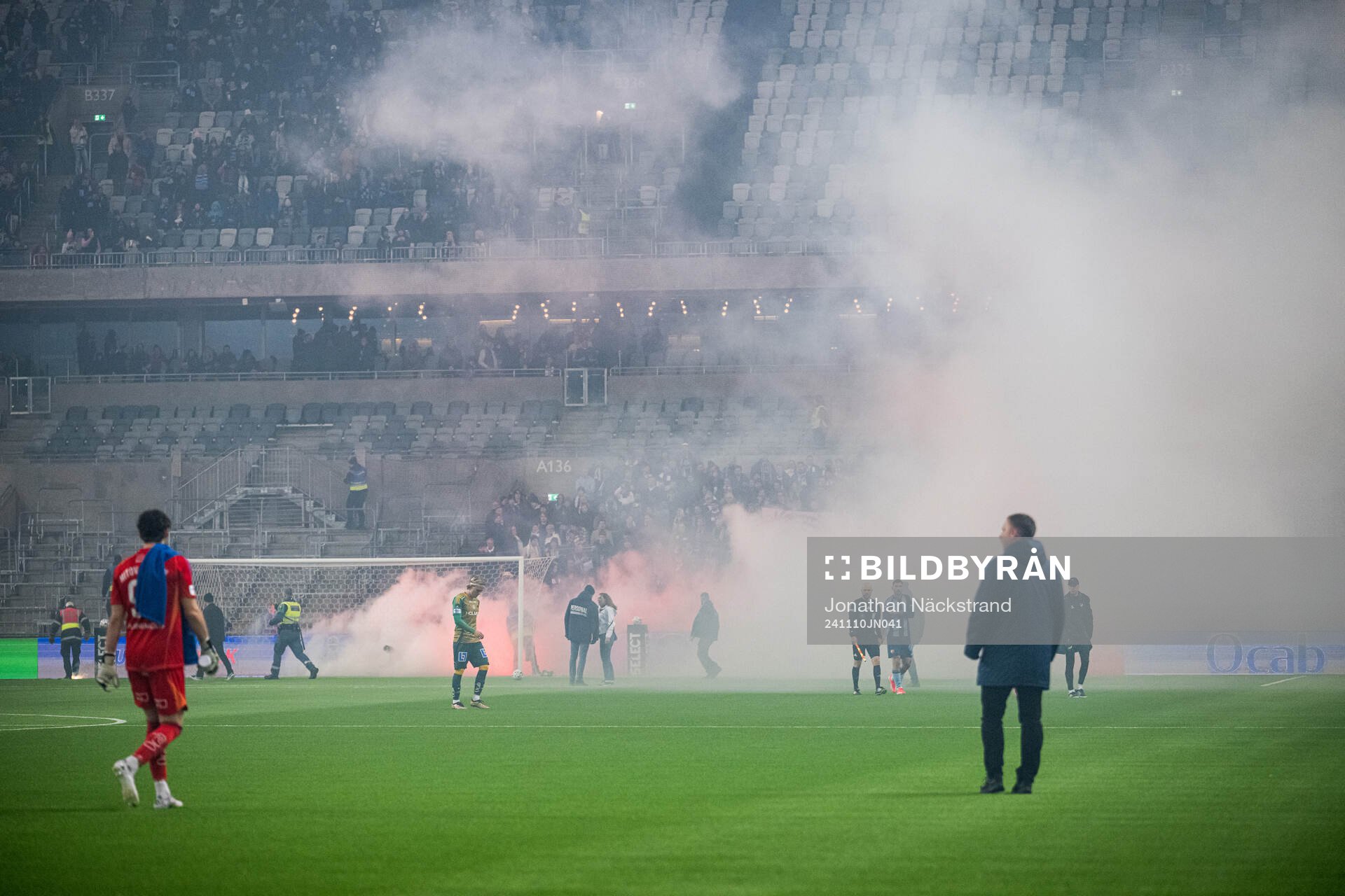 IFK Norrköpings supportrar har kastat ut bengaler på plan