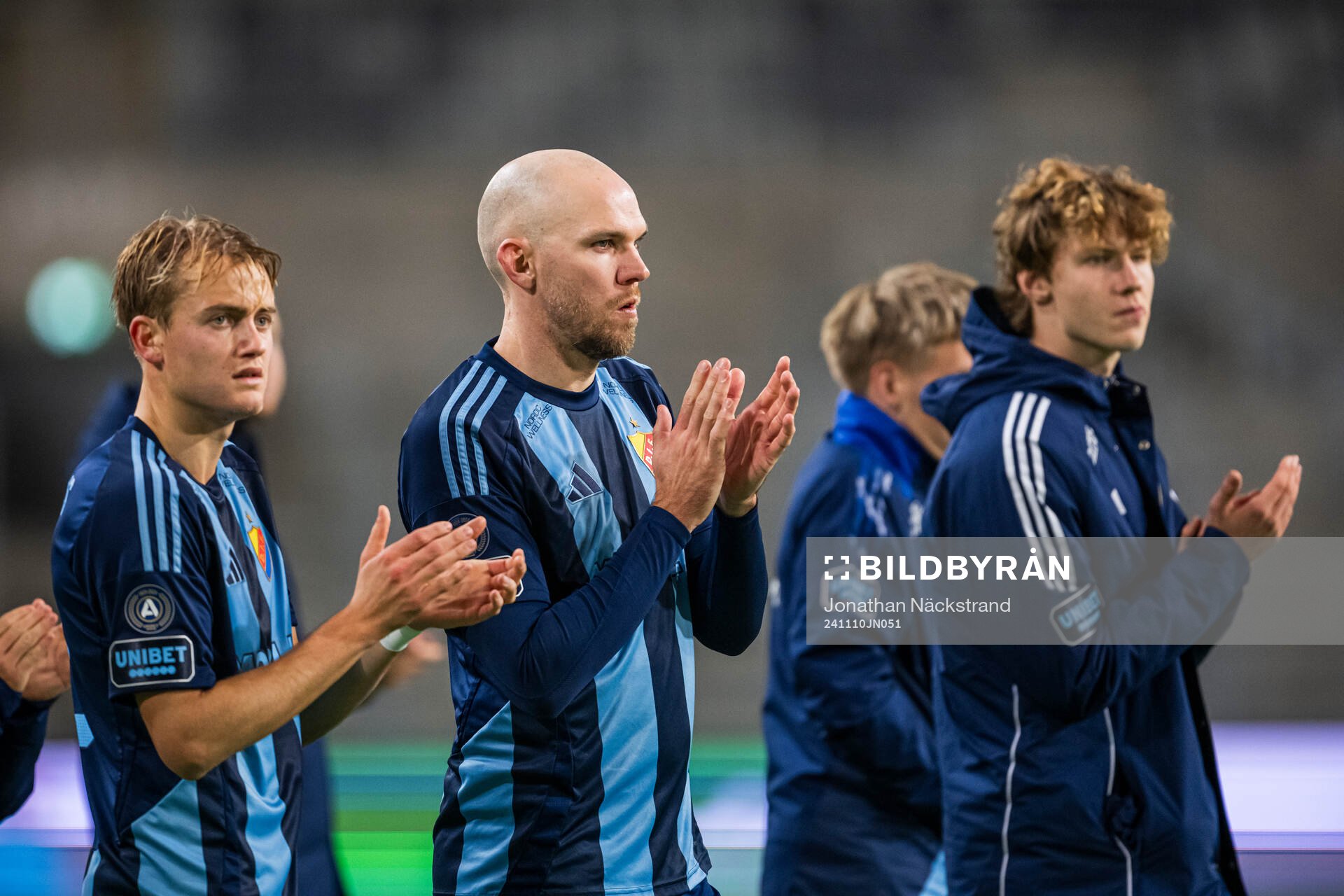 Djurgårdens Marcus Danielson tackar publiken efter fotbollsmatchen i Allsvenskan mellan Djurgården och IFK Norrköping den 10 november 2024 i Stockholm.