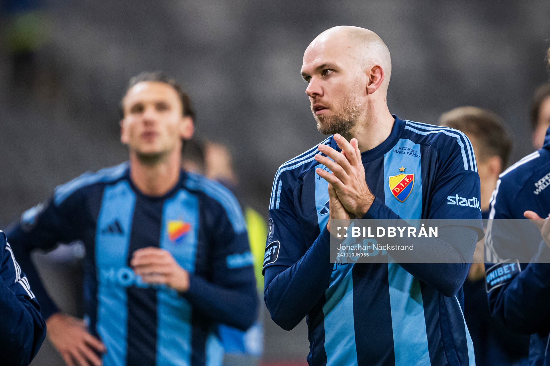 Djurgårdens Marcus Danielson tackar publiken efter fotbollsmatchen i Allsvenskan mellan Djurgården och IFK Norrköping den 10 november 2024 i Stockholm.