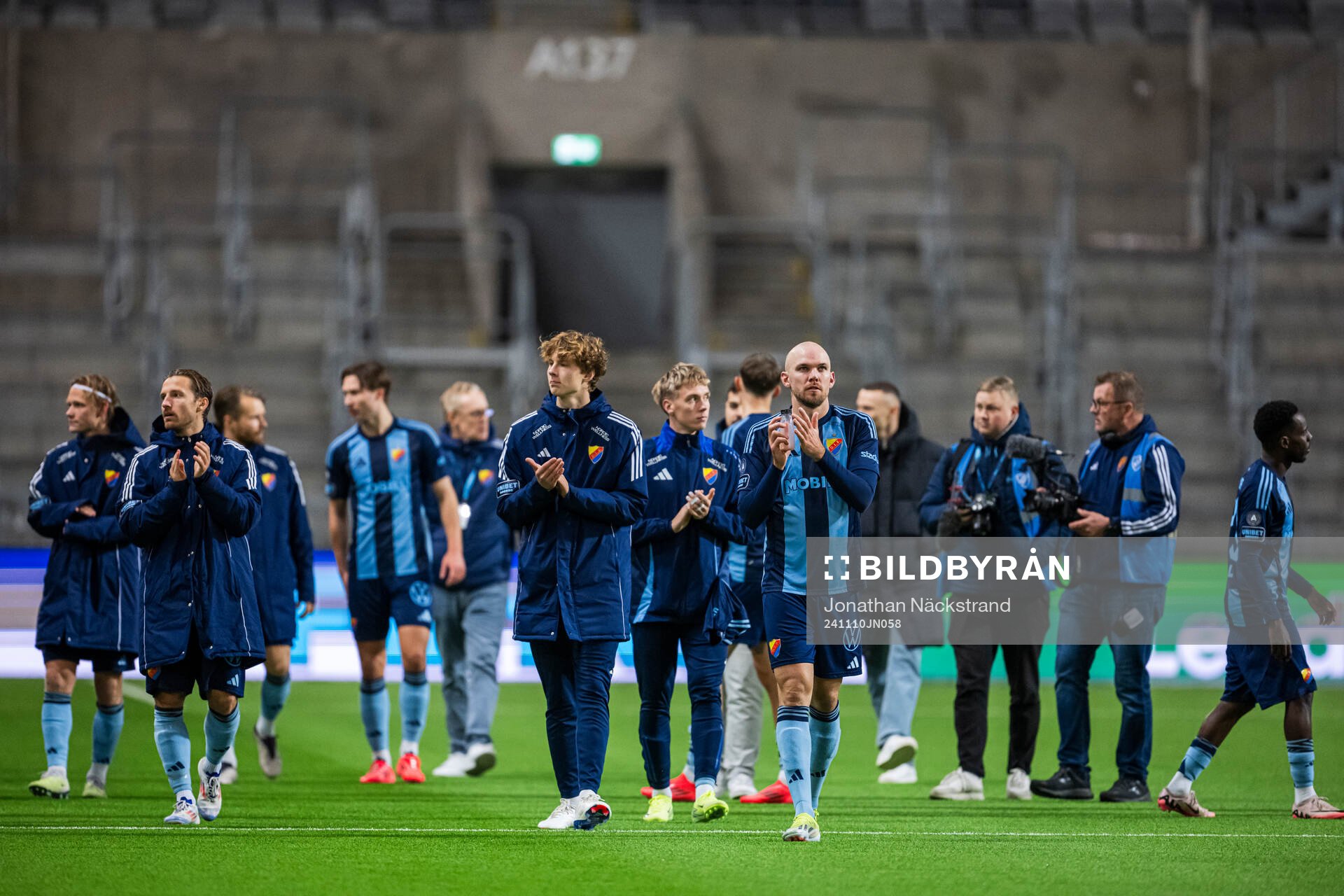 Djurgårdens spelare tackar publiken efter fotbollsmatchen i Allsvenskan mellan Djurgården och IFK Norrköping den 10 november 2024 i Stockholm.