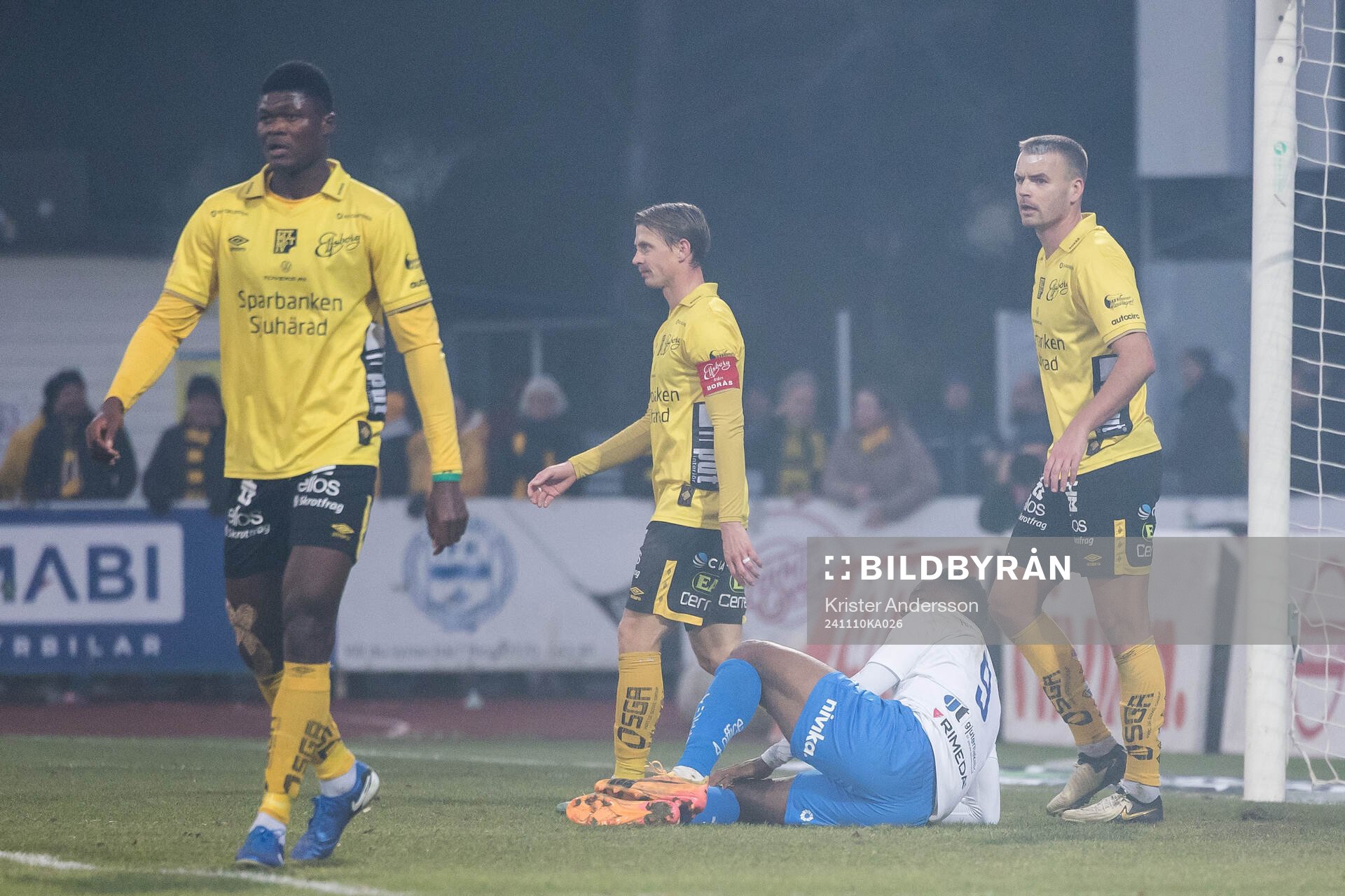Elfsborgs Simon Hedlund och Gustav Henriksson med Värnamos Johnbosco Samuel Kalu under fotbollsmatchen i Allsvenskan mellan Värnamo och Elfsborg den 10 november 2024 i Värnamo.