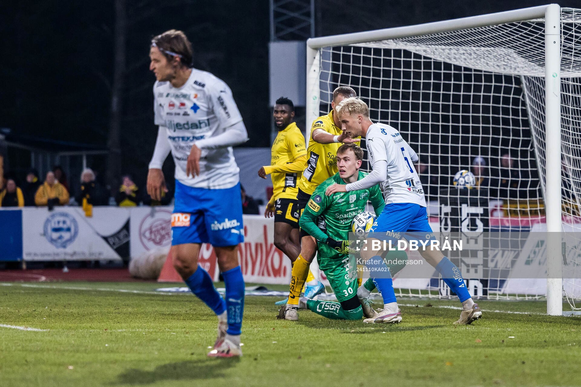 Elfsborgs målvakt Marcus Bundgaard Sörensen och Värnamos Victor Larsson under fotbollsmatchen i Allsvenskan mellan Värnamo och Elfsborg den 10 november 2024 i Värnamo.