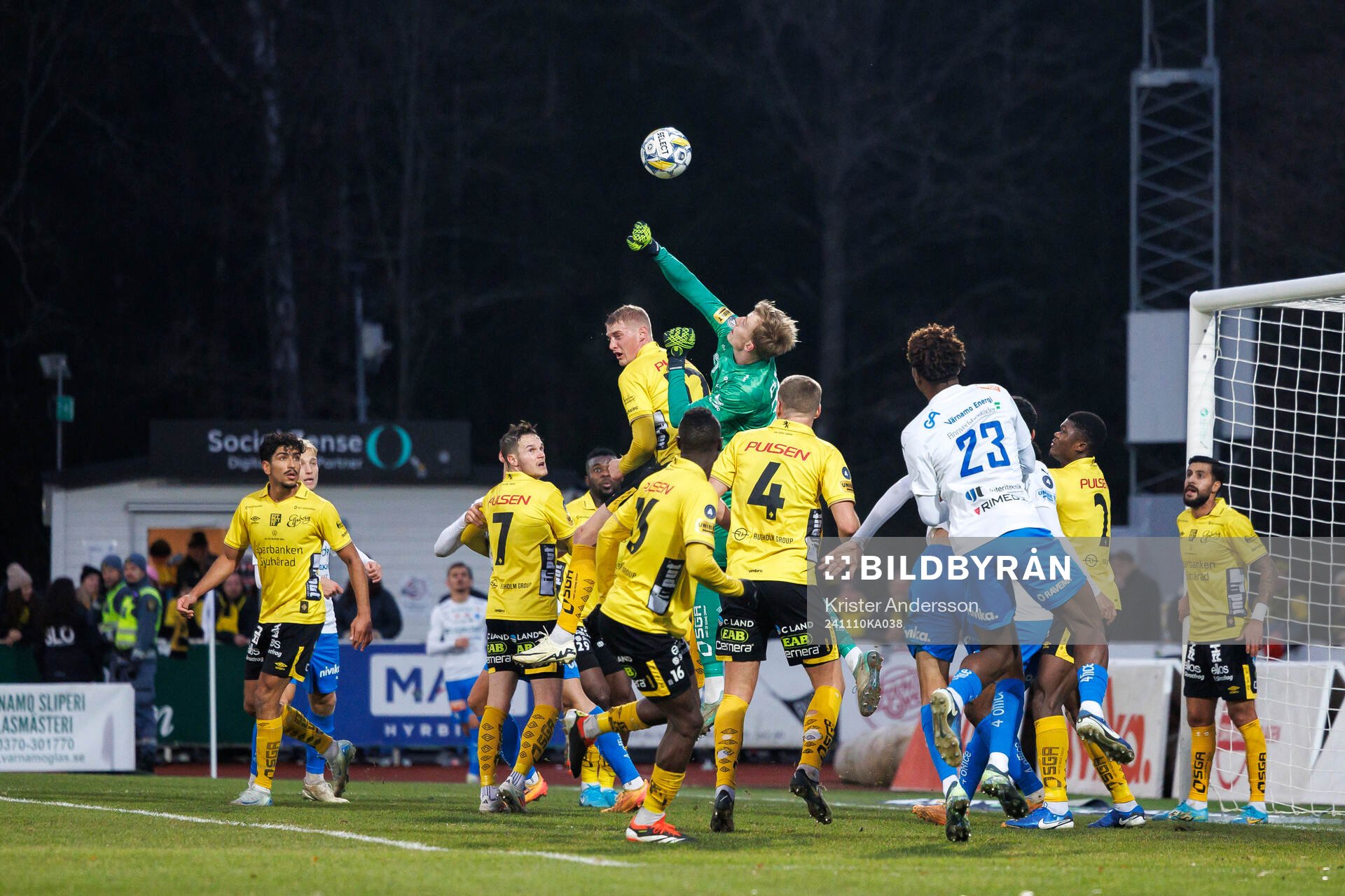 Elfsborgs målvakt Marcus Bundgaard Sörensen boxar bort