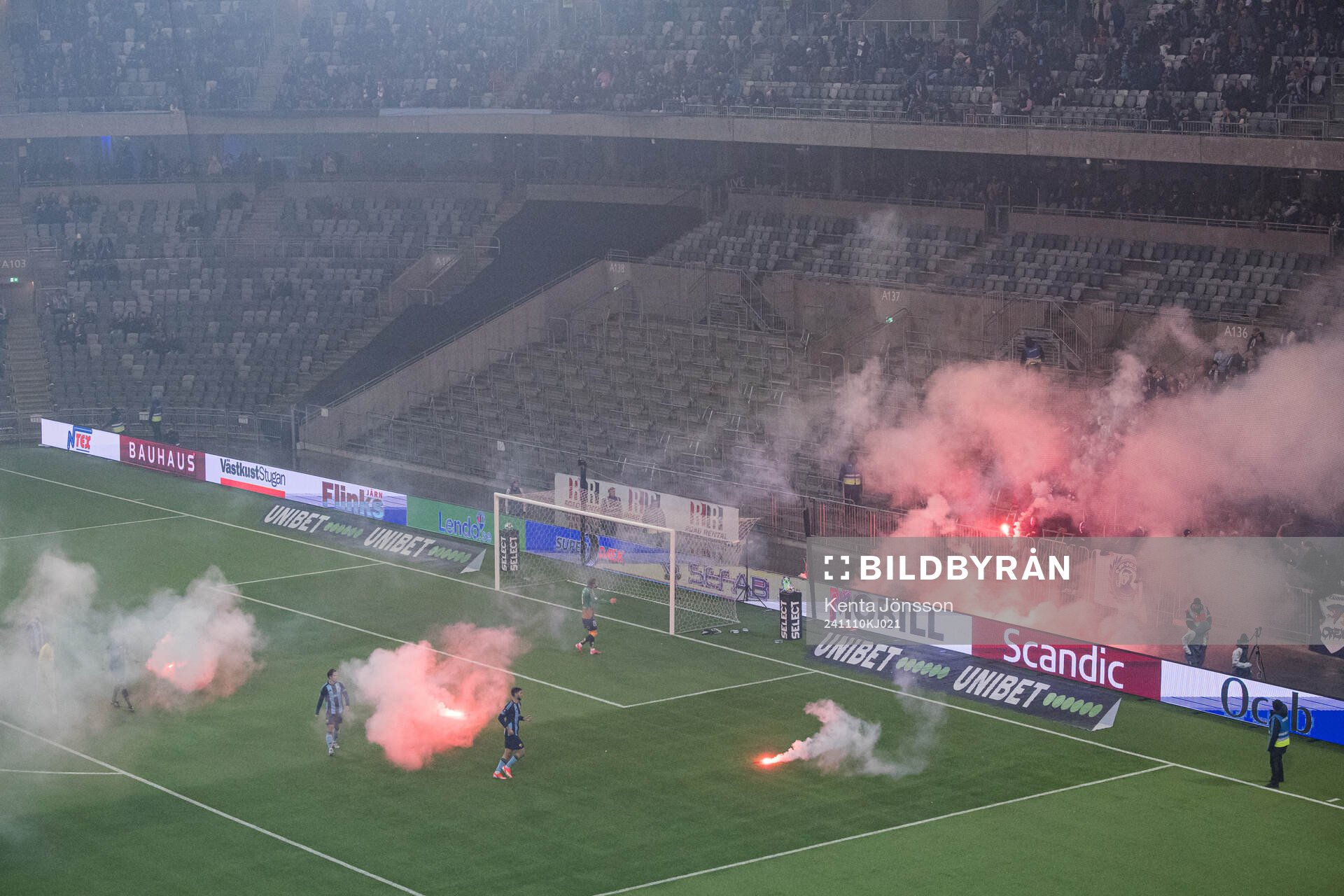 IFK Norrköpings supportrar har kastat in bengaler på plan