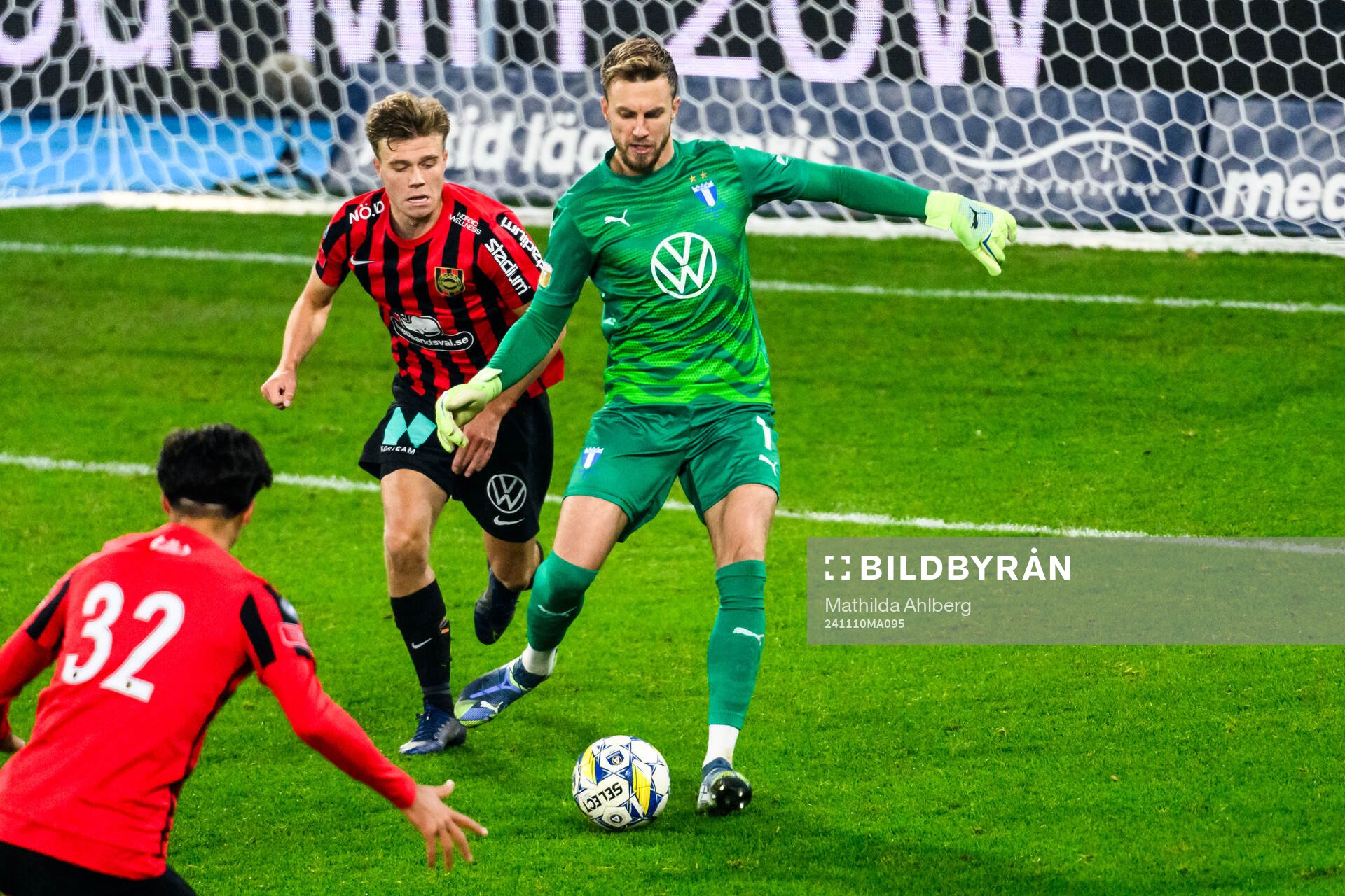 Brommapojkarnas Wilmer Odefalk och Malmö FFs målvakt