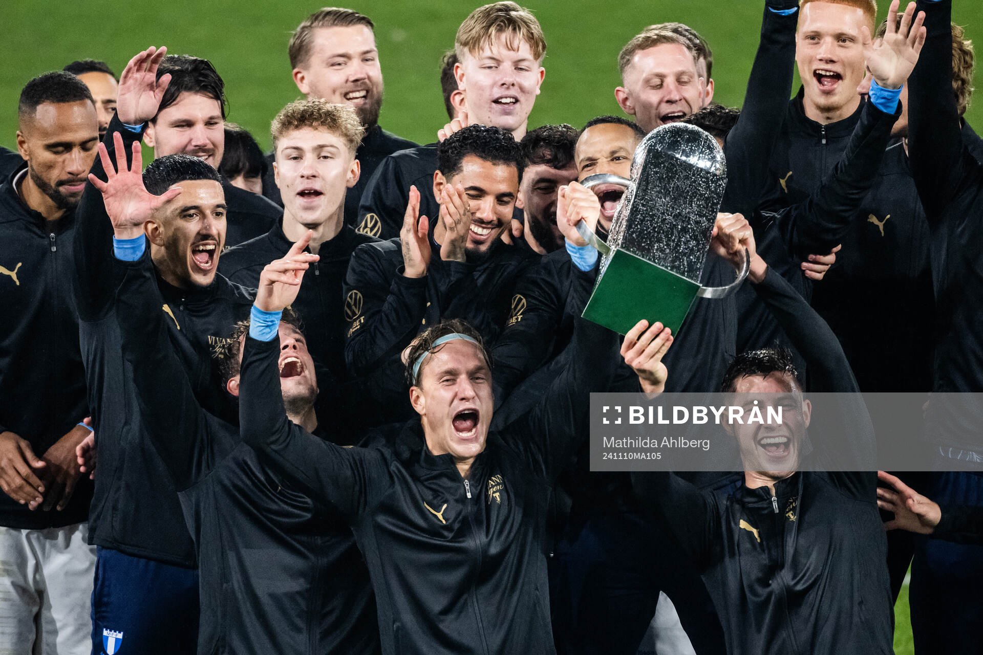 Malmö FFs Erik Botheim och Lasse Berg Johnsen jublar med Lennart Johanssons pokal efter fotbollsmatchen i Allsvenskan mellan Malmö FF och Brommapojkarna den 10 november 2024 i Malmö.
