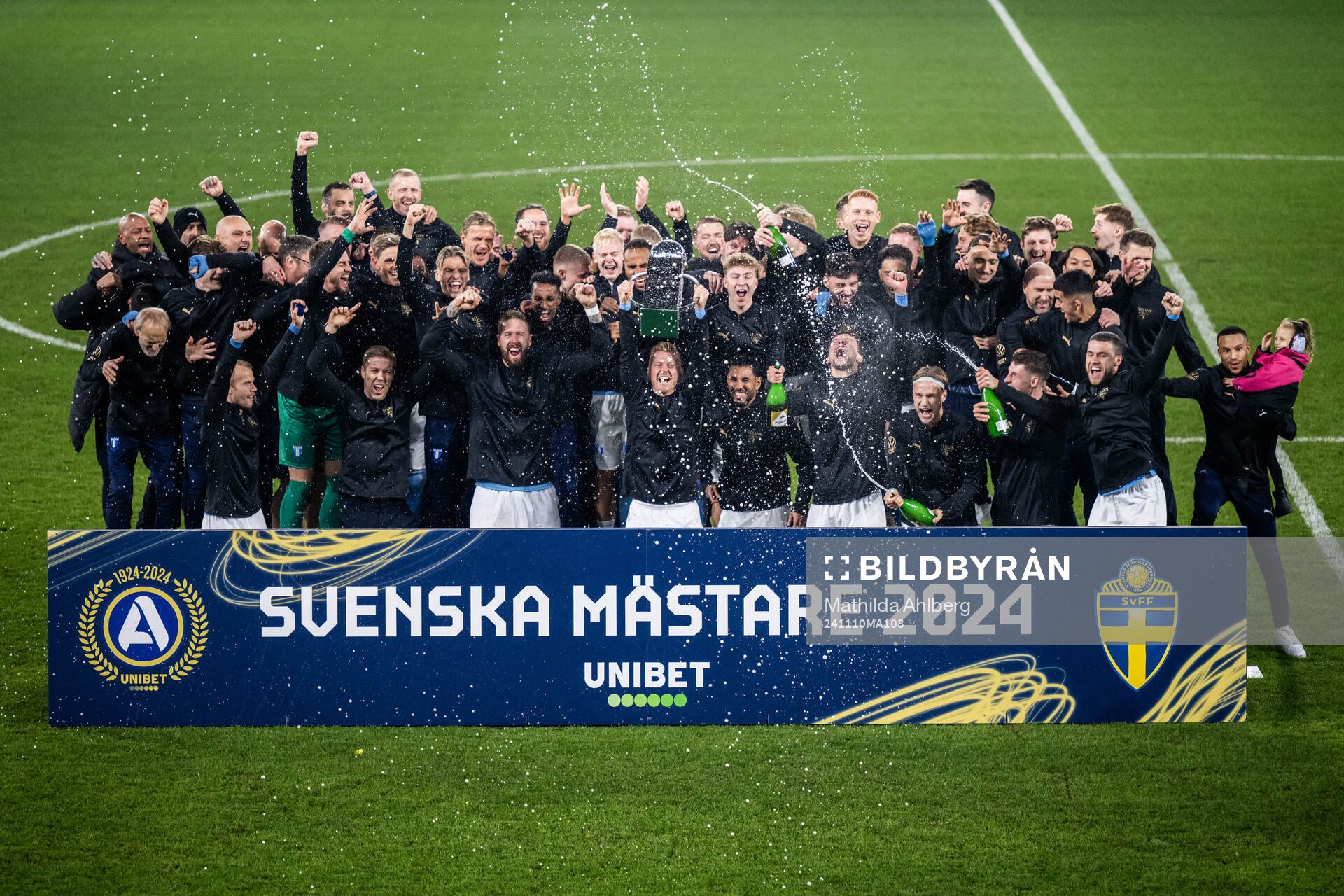 Malmö FFs spelare jublar med Lennart Johanssons pokal