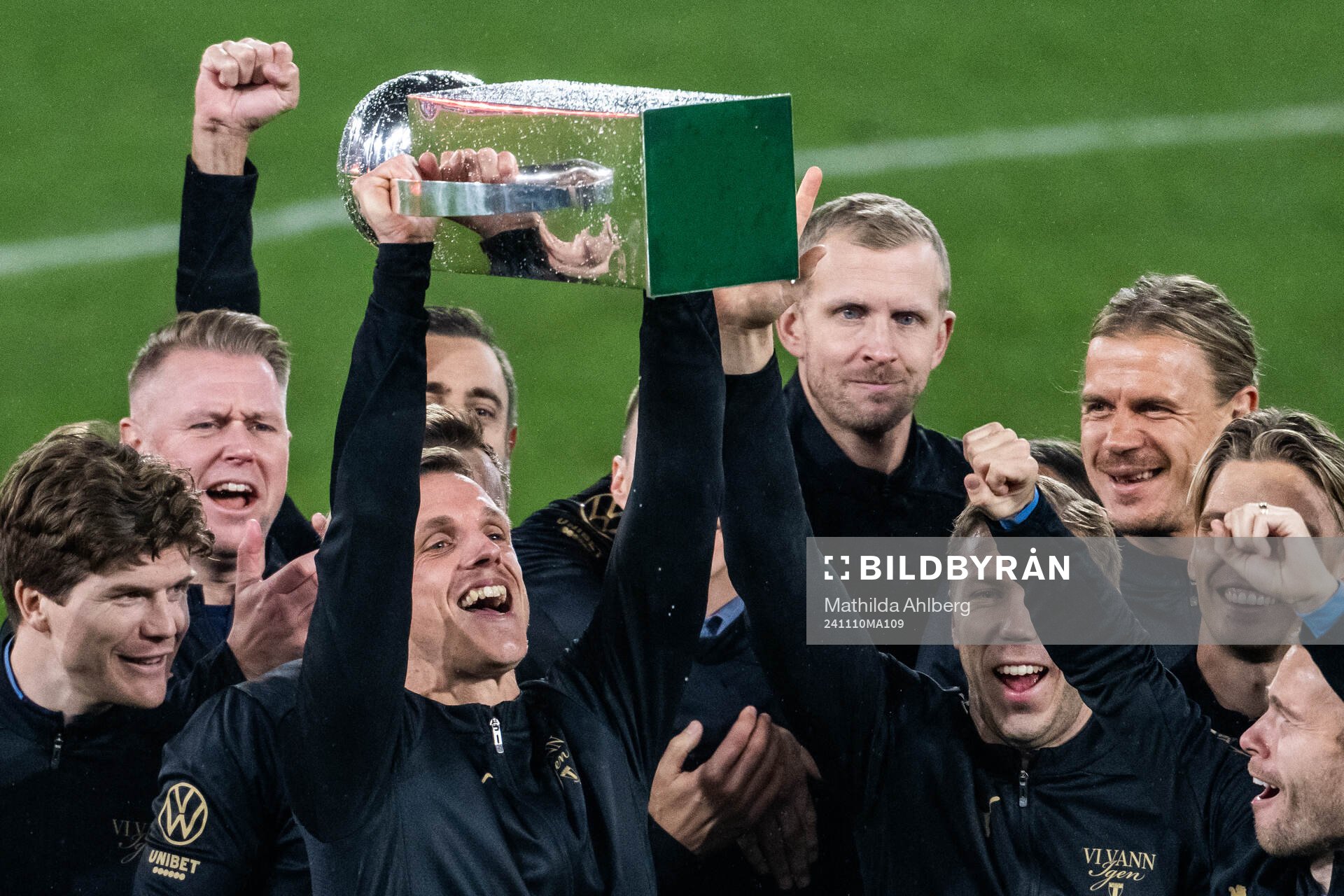 Malmö FFs Søren Rieks jublar med Lennart Johanssons pokal