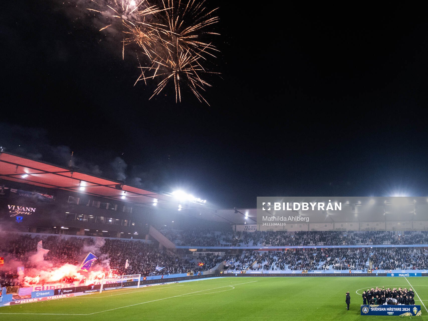 Malmö FFs spelare jublar med Lennart Johanssons pokal