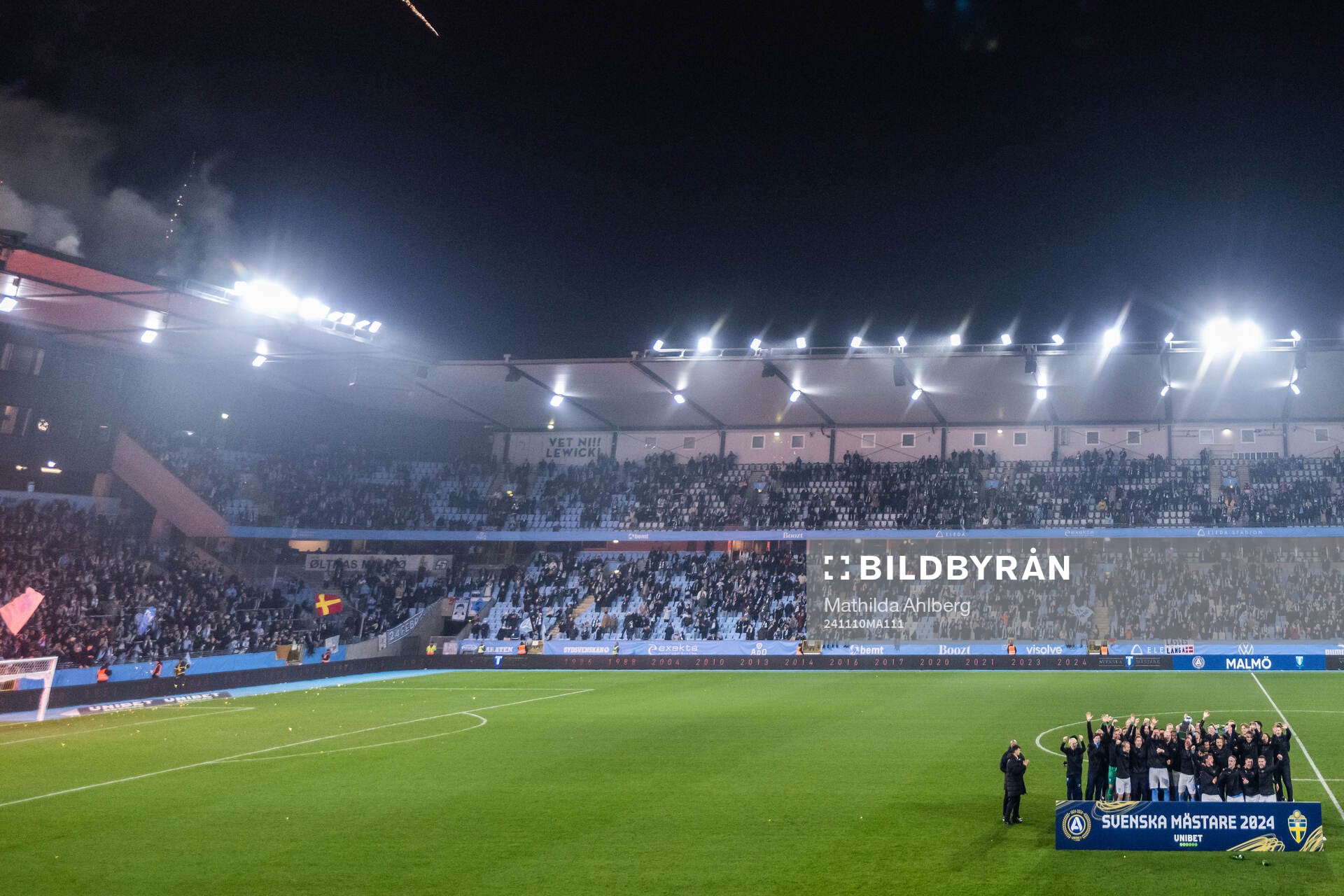 Malmö FFs spelare jublar med Lennart Johanssons pokal