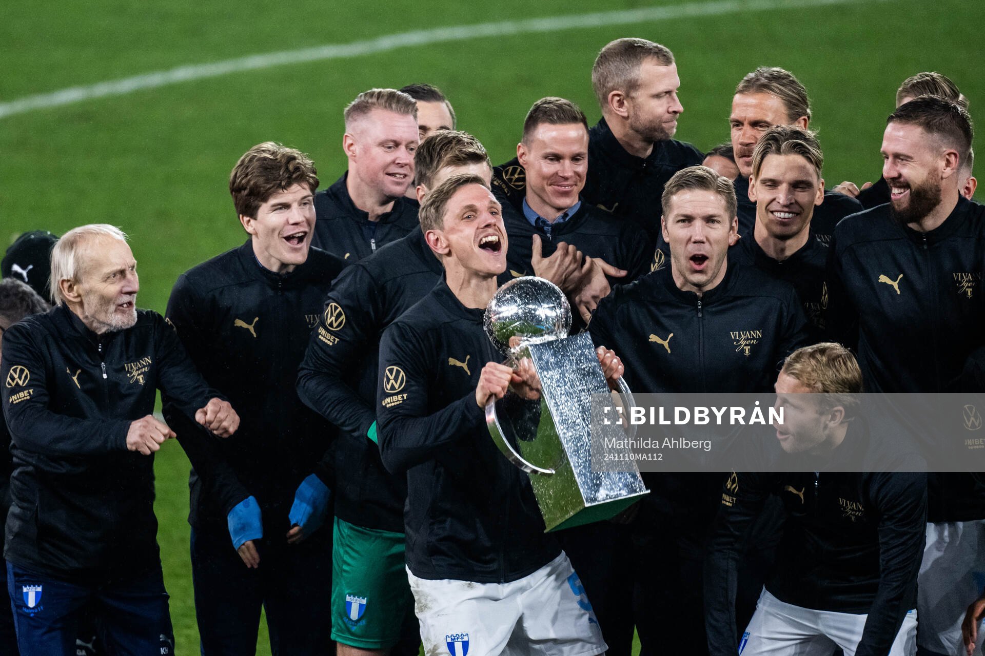 Malmö FFs Søren Rieks jublar med Lennart Johanssons pokal