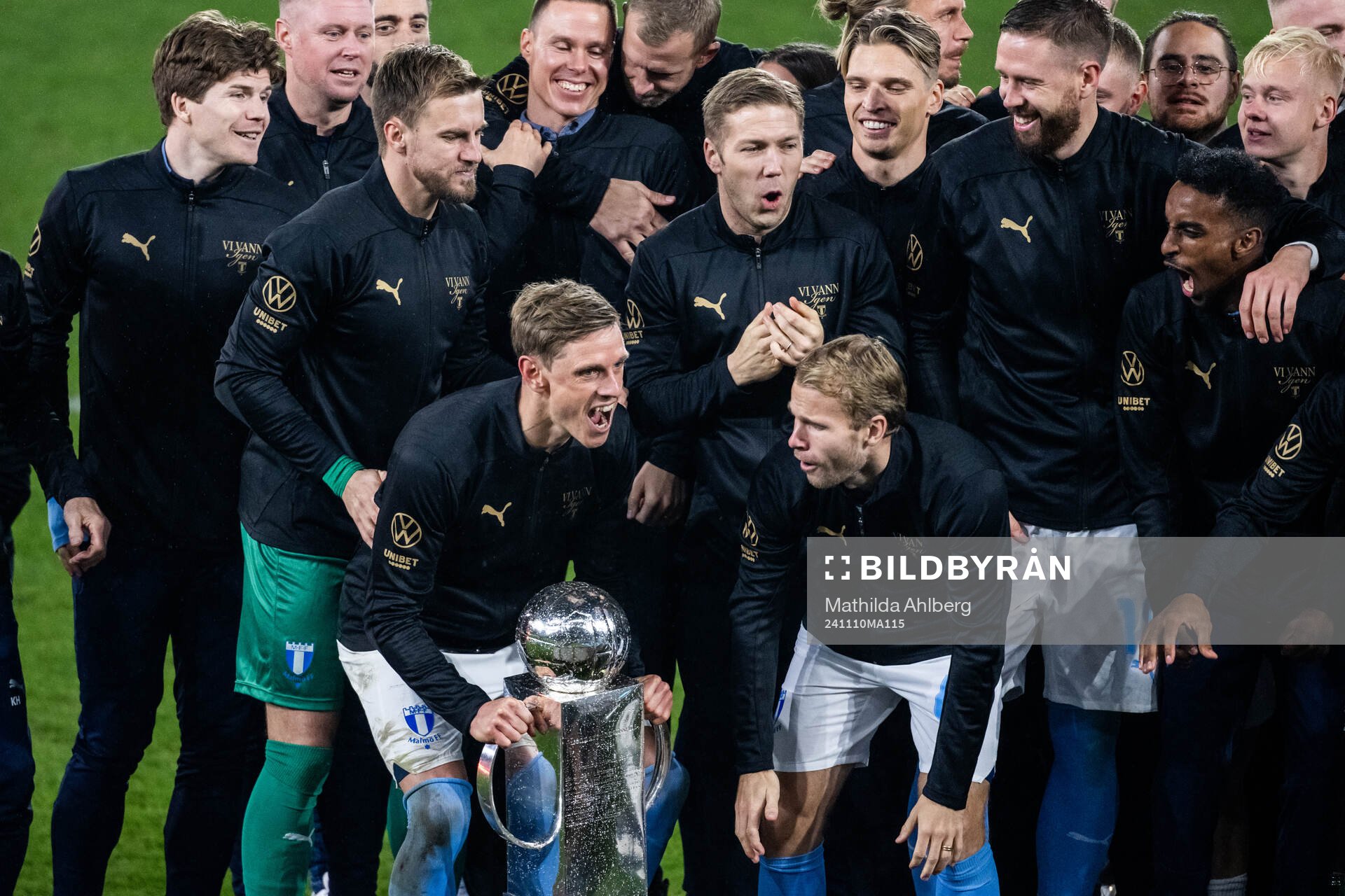 Malmö FFs Søren Rieks jublar med Lennart Johanssons pokal efter fotbollsmatchen i Allsvenskan mellan Malmö FF och Brommapojkarna den 10 november 2024 i Malmö.
