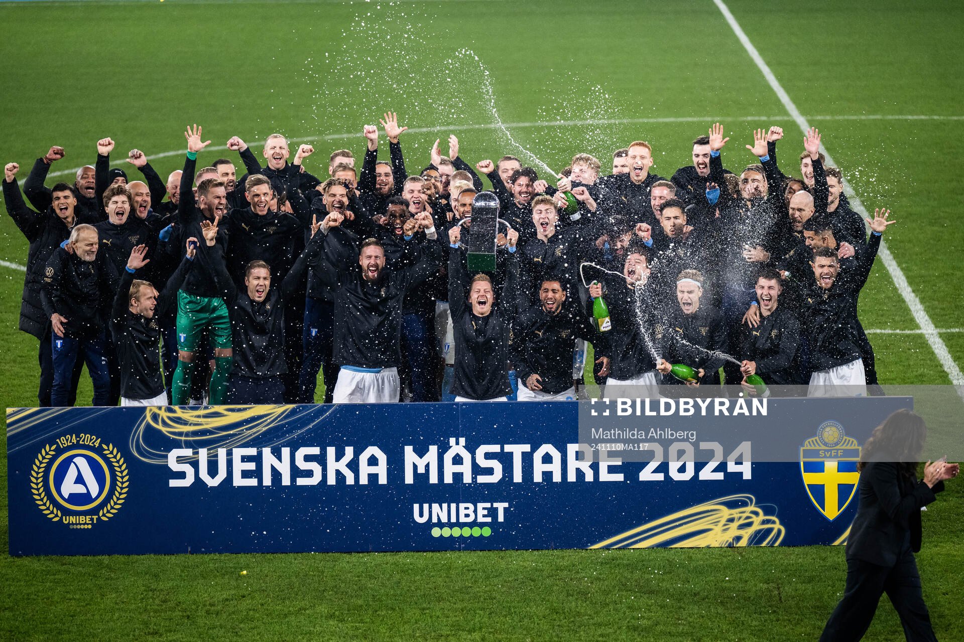 Malmö FFs spelare jublar med Lennart Johanssons pokal