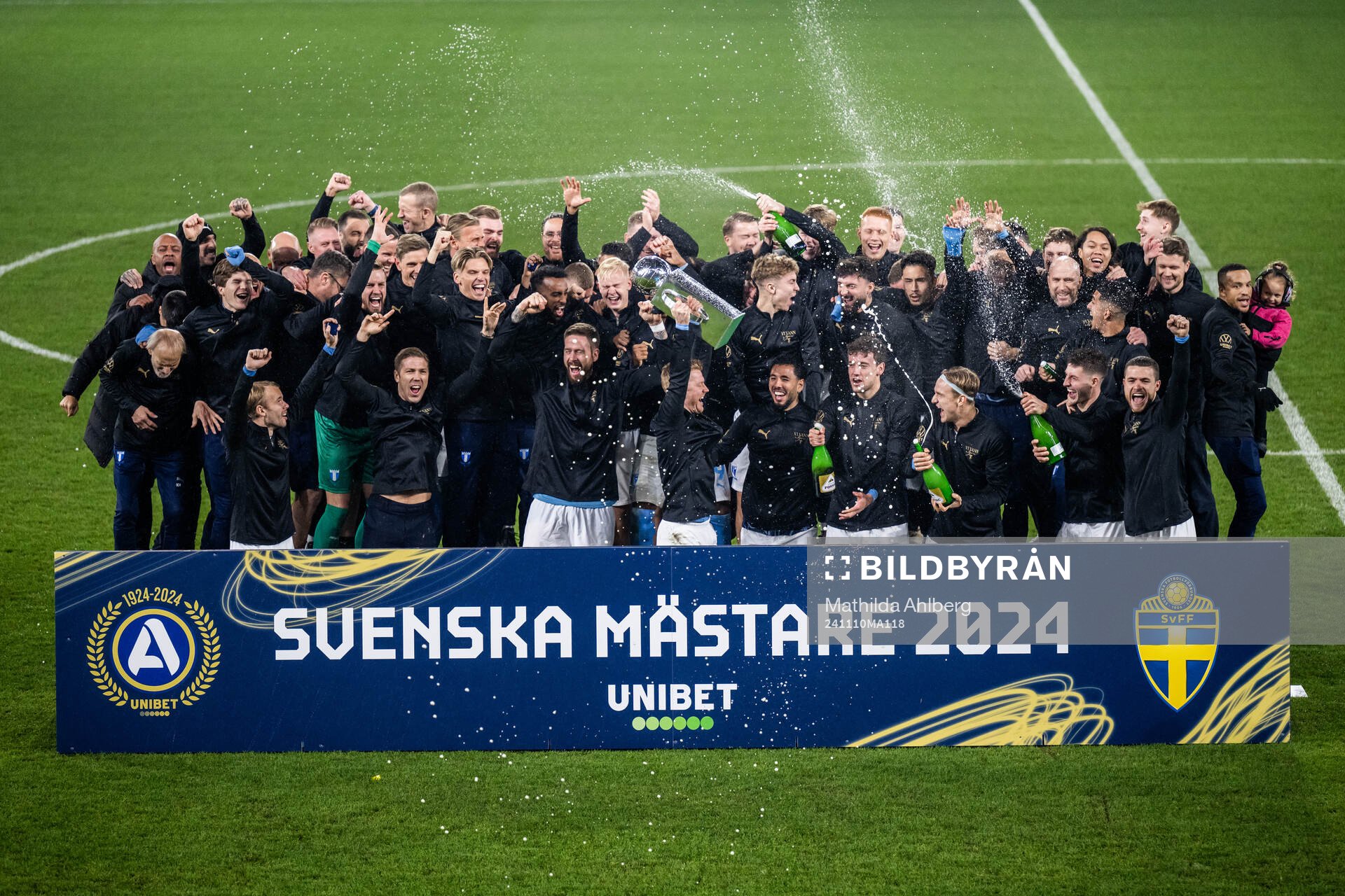 Malmö FFs spelare jublar med Lennart Johanssons pokal