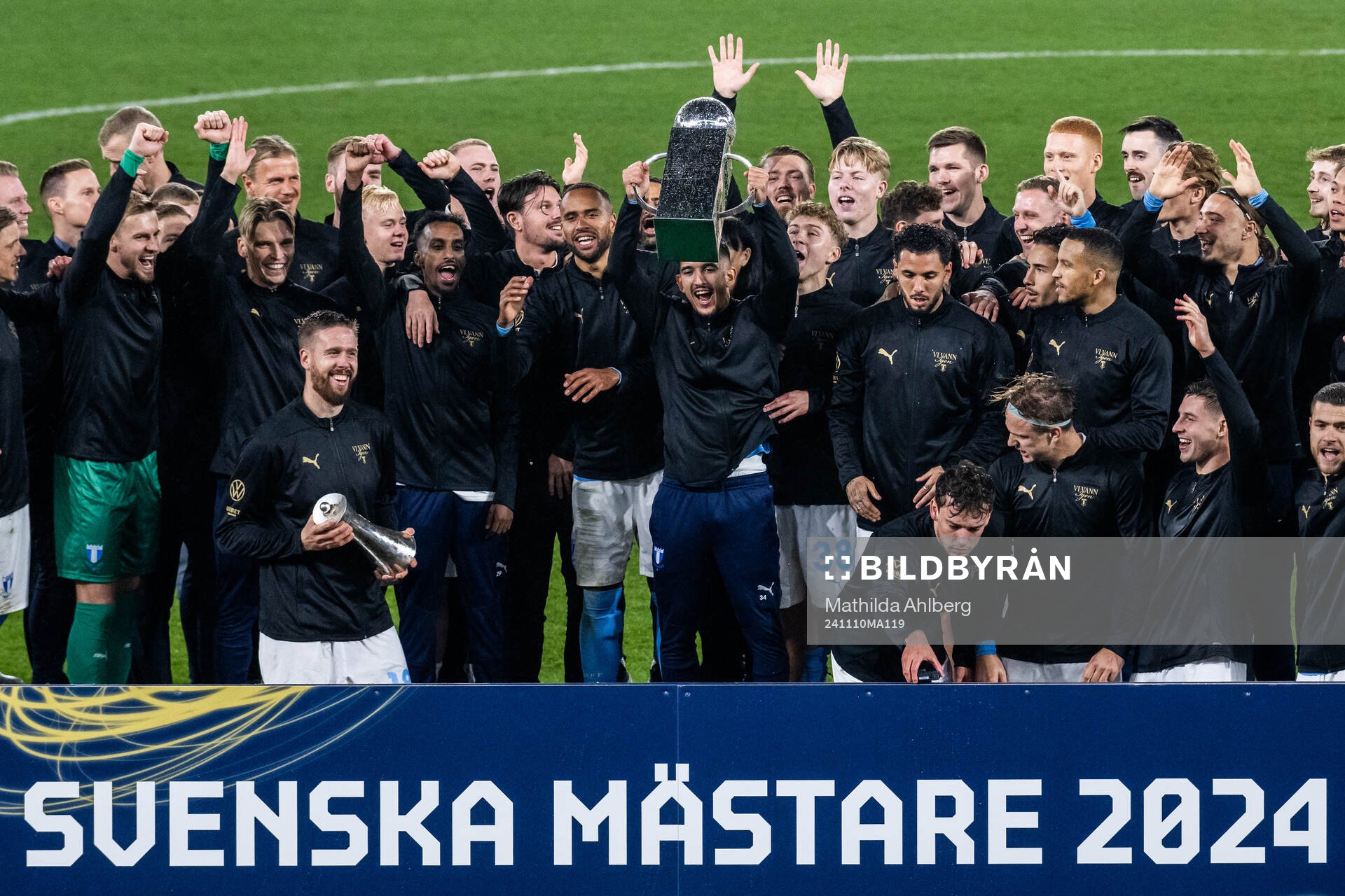 Malmö FFs spelare jublar med Lennart Johanssons pokal