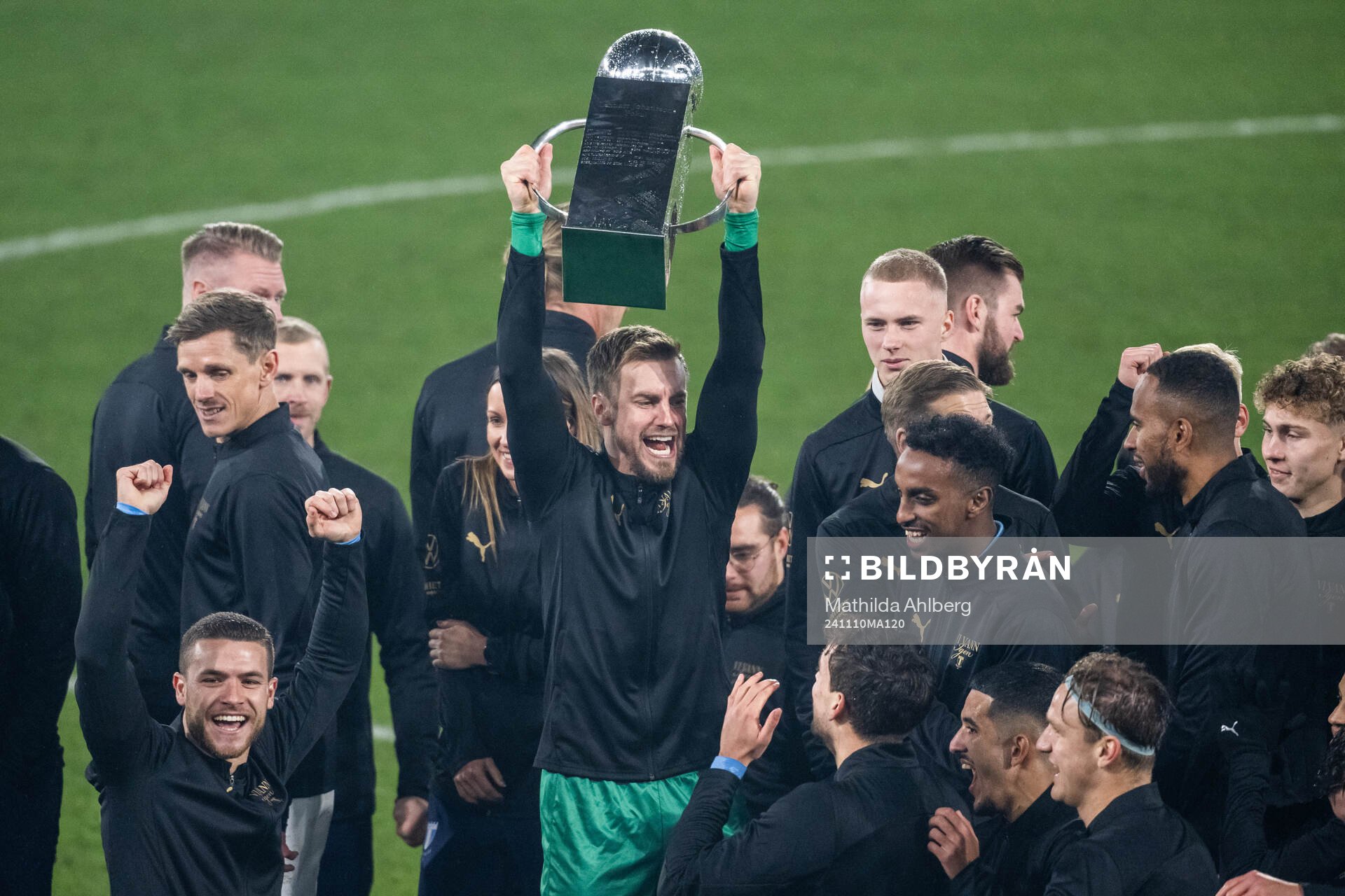 Malmö FFs målvakt Ricardo Friedrich jublar med Lennart