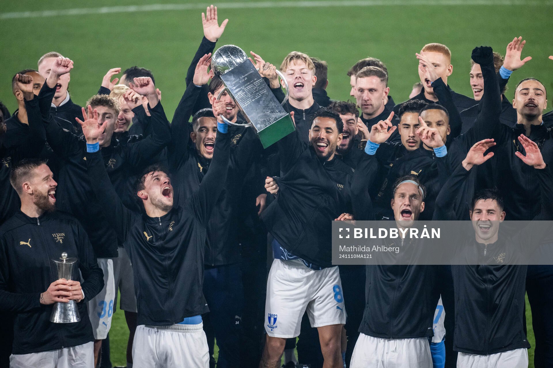 Malmö FFs Colin Rösler och Sergio Pena jublar med Lennart