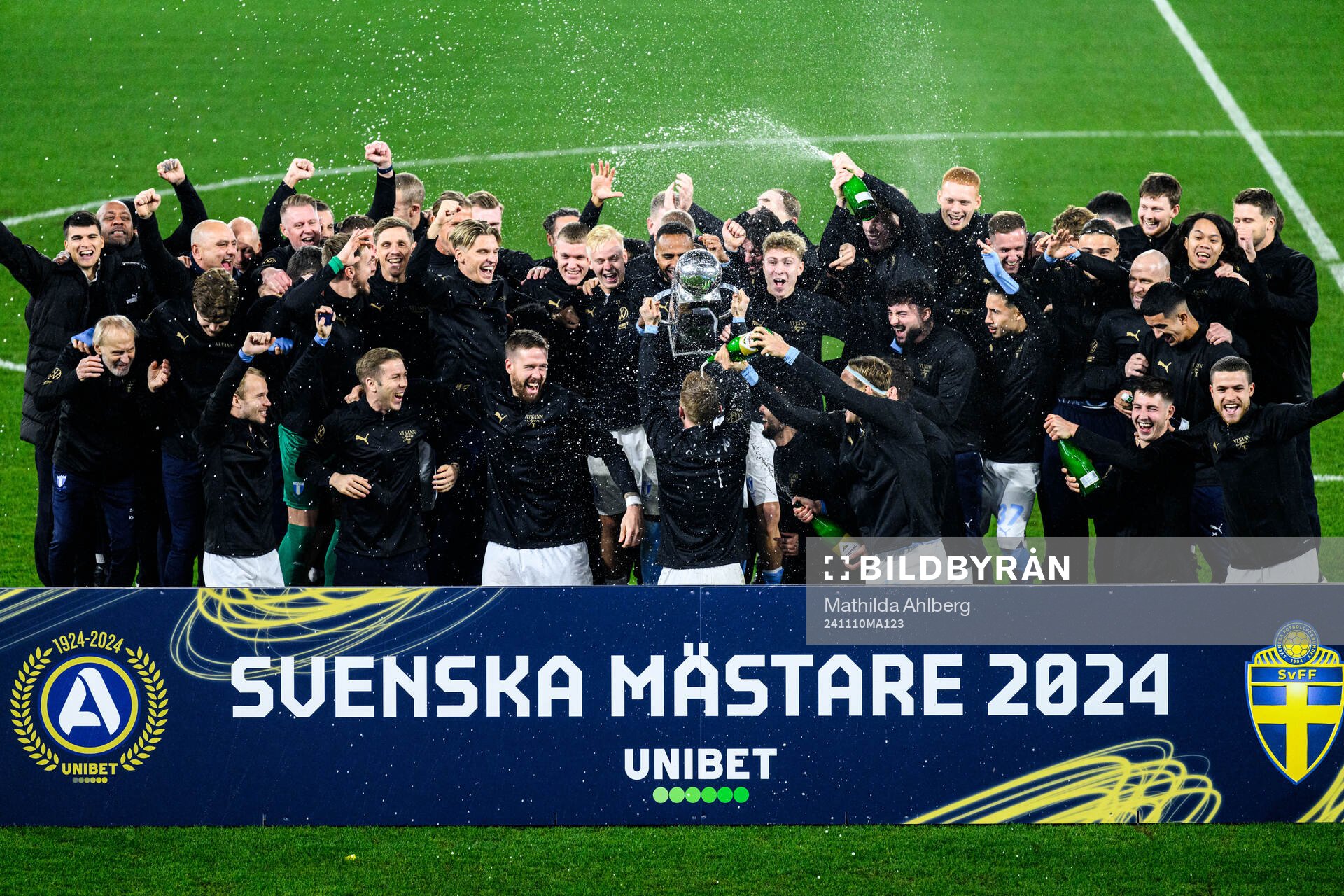 Malmö FFs spelare jublar med  Lennart Johanssons pokal