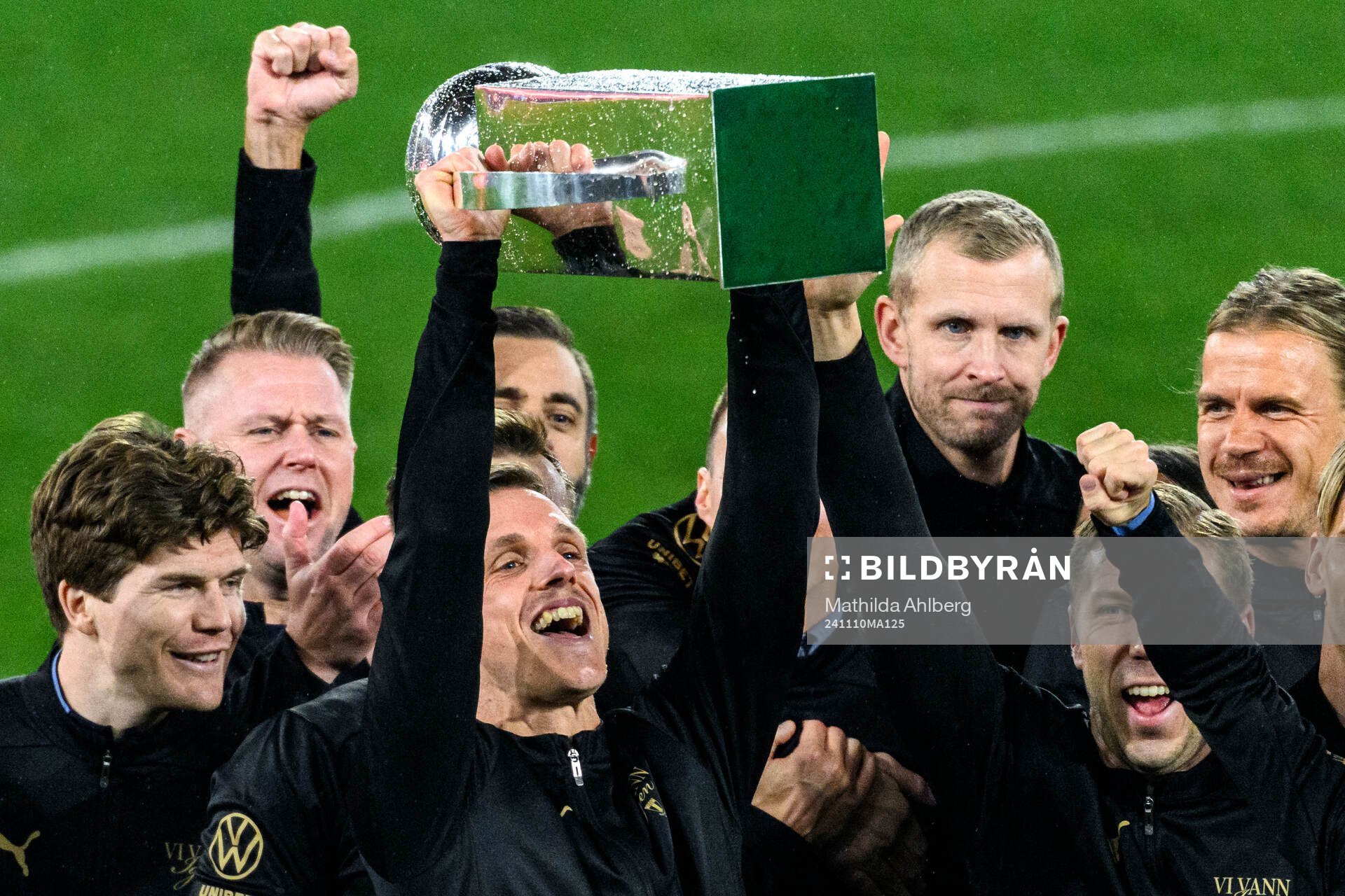 Malmö FFs Søren Rieks jublar med  Lennart Johanssons pokal