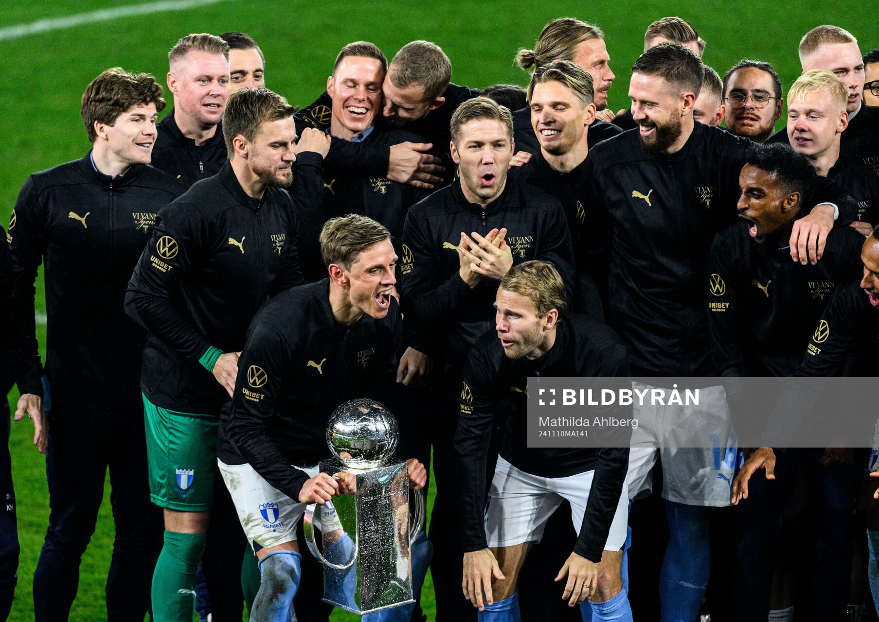 Malmö FFs spelare jublar med Lennart Johanssons pokal