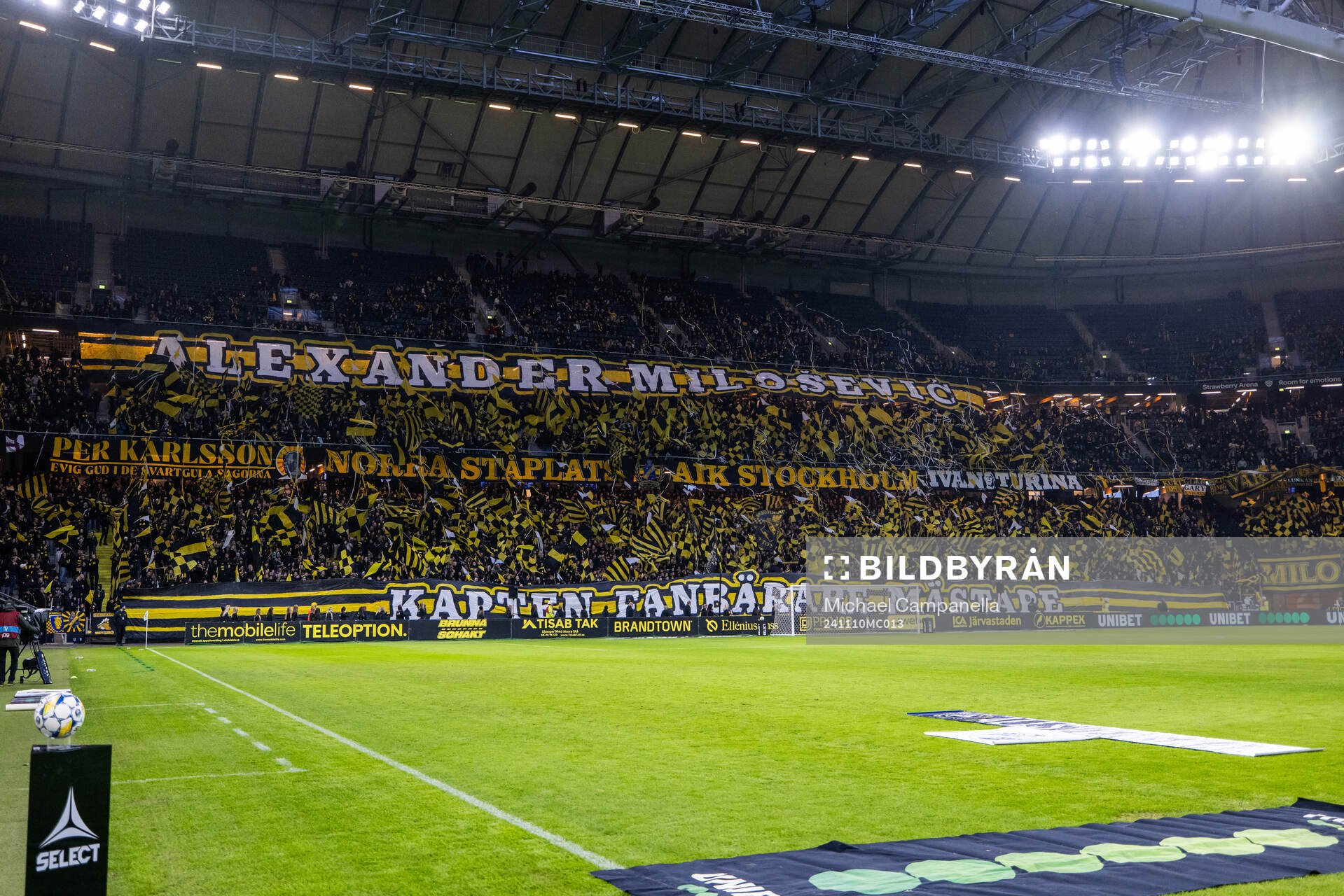 AIKs supportrar med ett tifo
