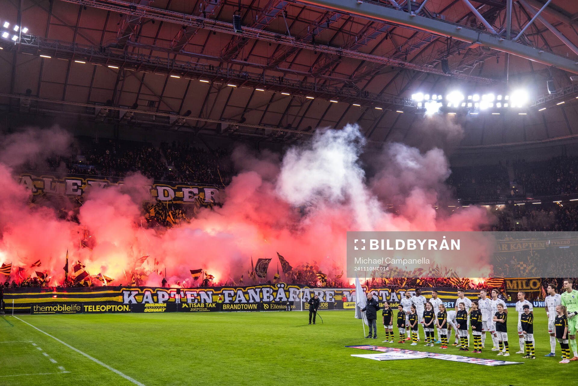 AIKs supportrar med ett tifo