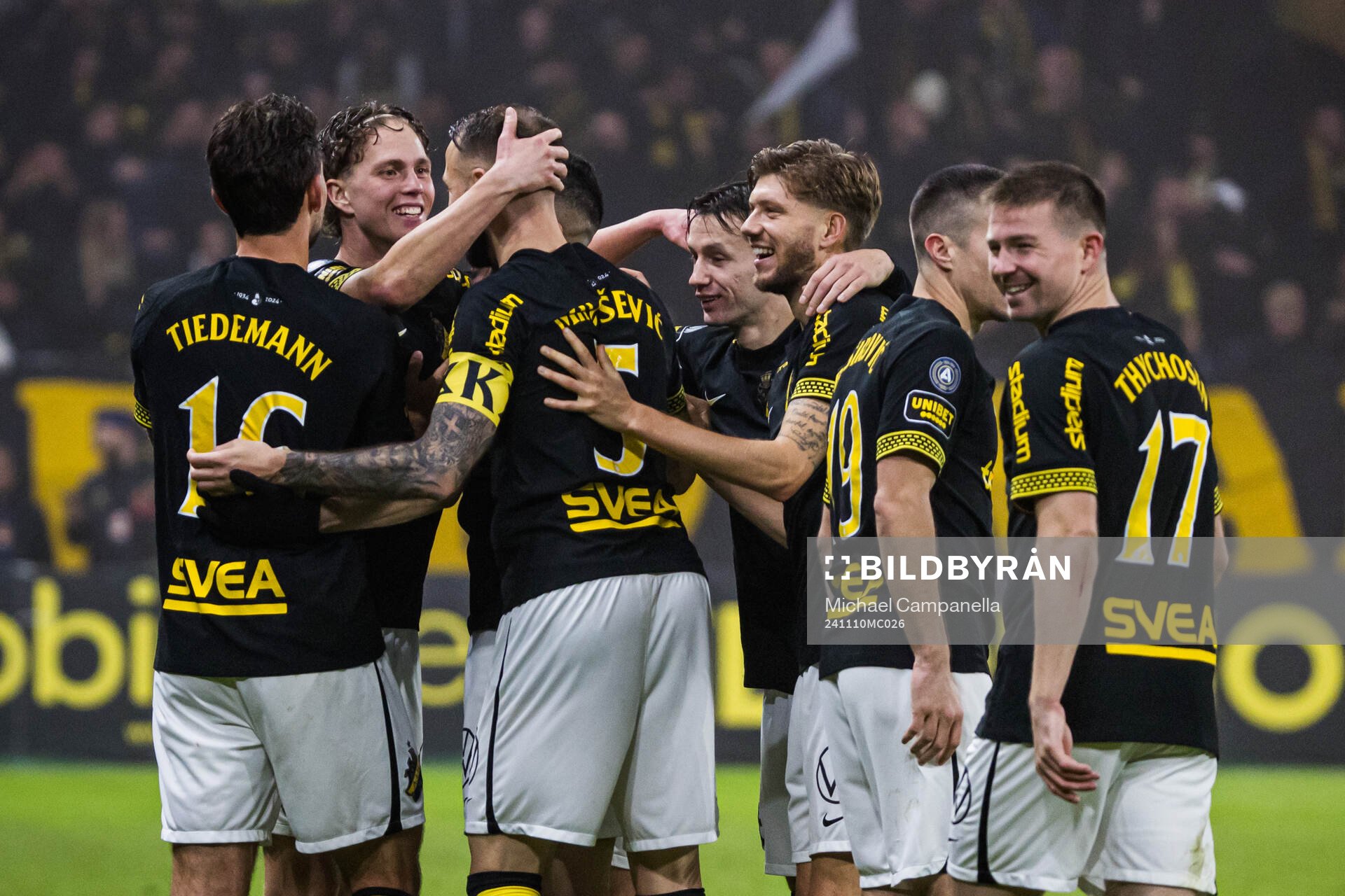 AIKs Onni Valakari jublar med lagkamrater