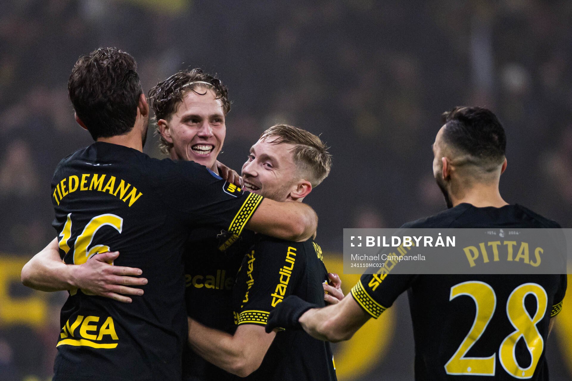 AIKs Onni Valakari jublar med lagkamrater