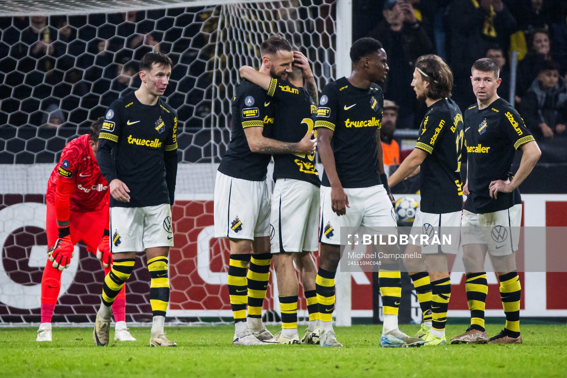 AIKs Ioannis Pittas och Alexander Milosevic kramas