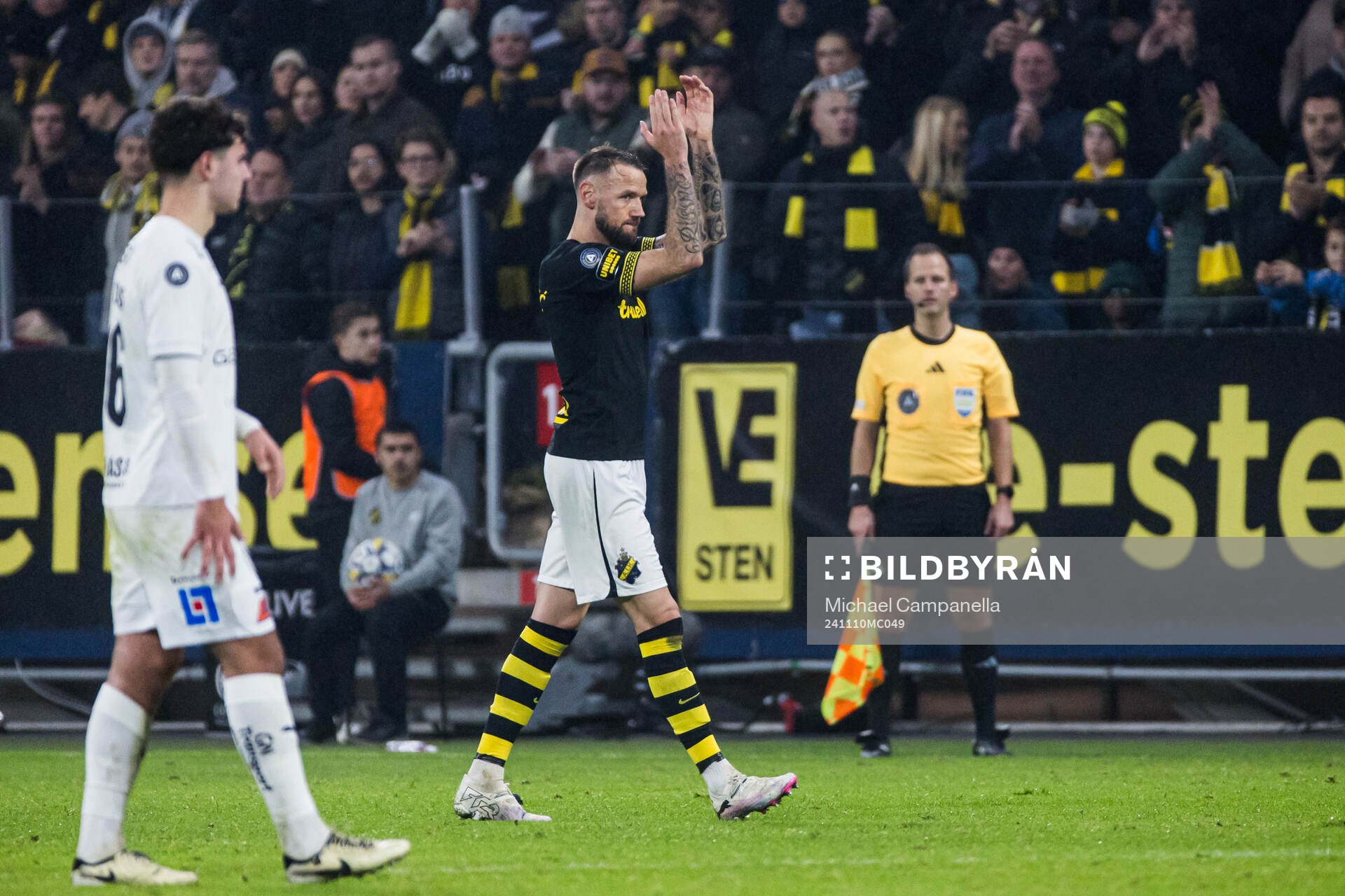 AIKs Alexander Milosevic tackar publiken när han byts ut