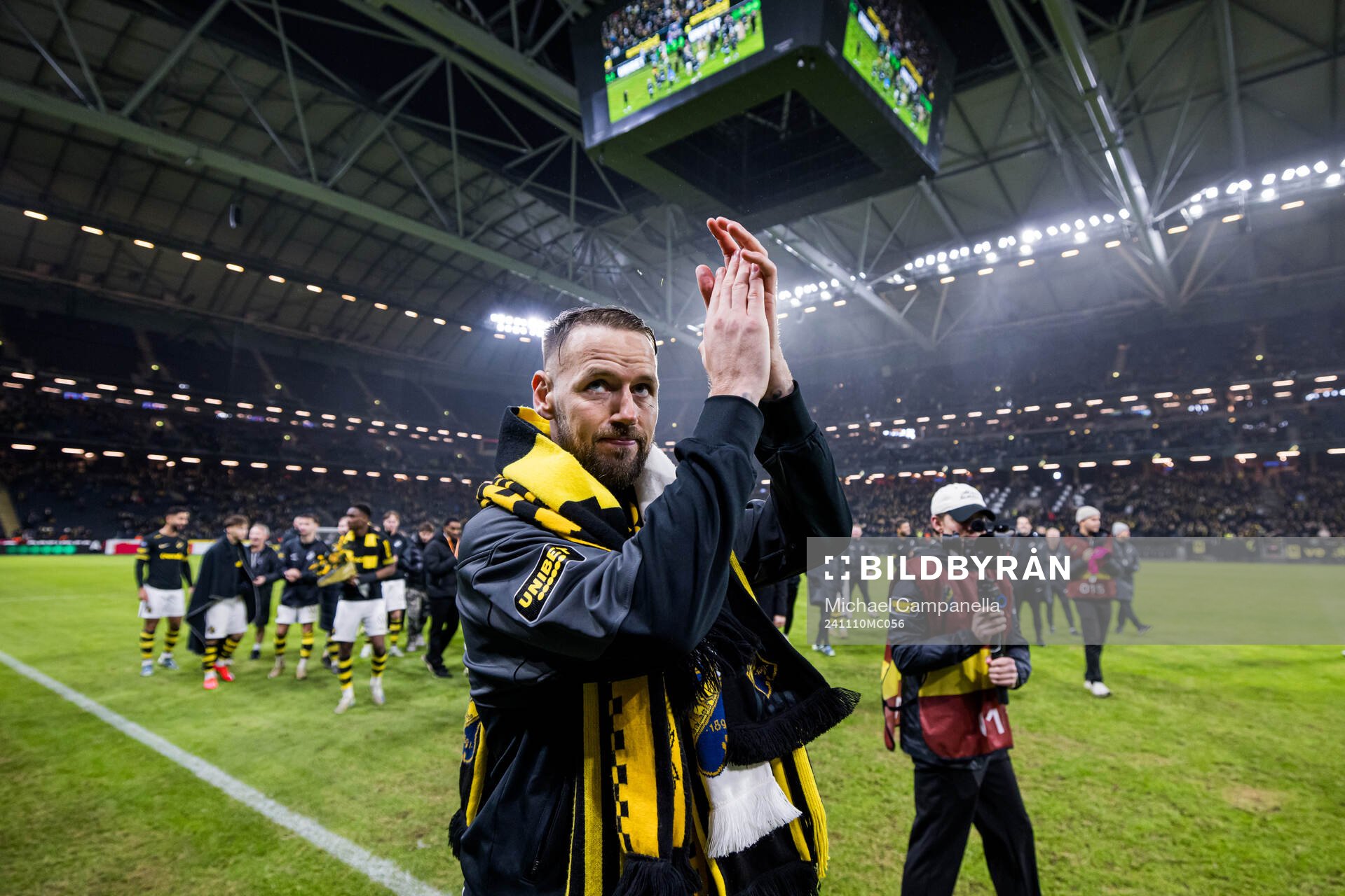 AIKs Alexander Milosevic tackar publiken efter fotbollsmatchen i Allsvenskan mellan AIK och Halmstad den 10 november 2024 i Stockholm. 