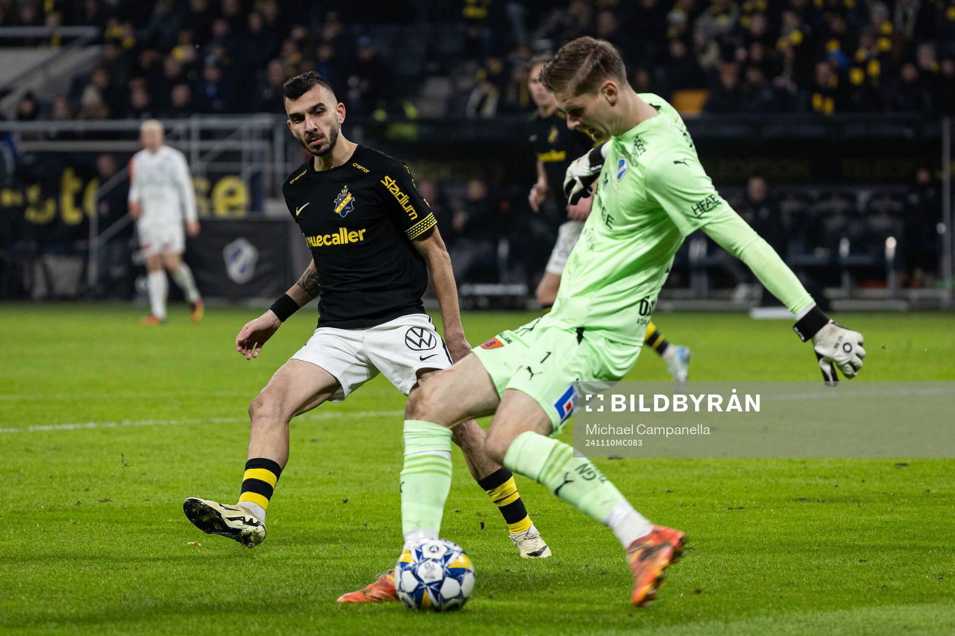 AIKs Ioannis Pittas och Halmstads målvakt Tim Rönning