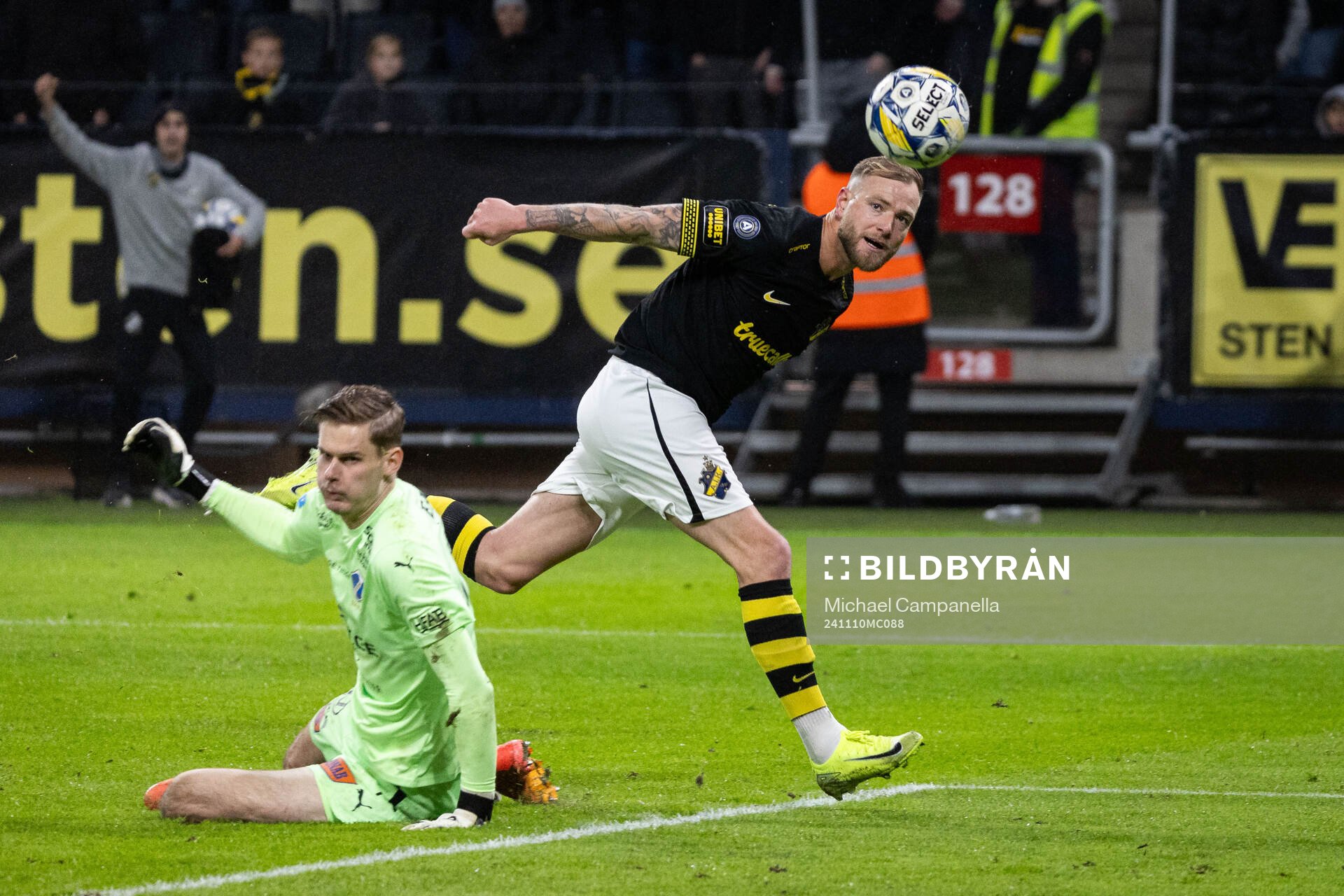 Halmstads målvakt Tim Rönning och AIKs John Guidetti