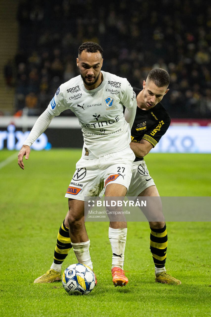 Halmstads Vinicius Nogueira De Oliveira och AIKs Dino Besirovic under fotbollsmatchen i Allsvenskan mellan AIK och Halmstad den 10 november 2024 i Stockholm.