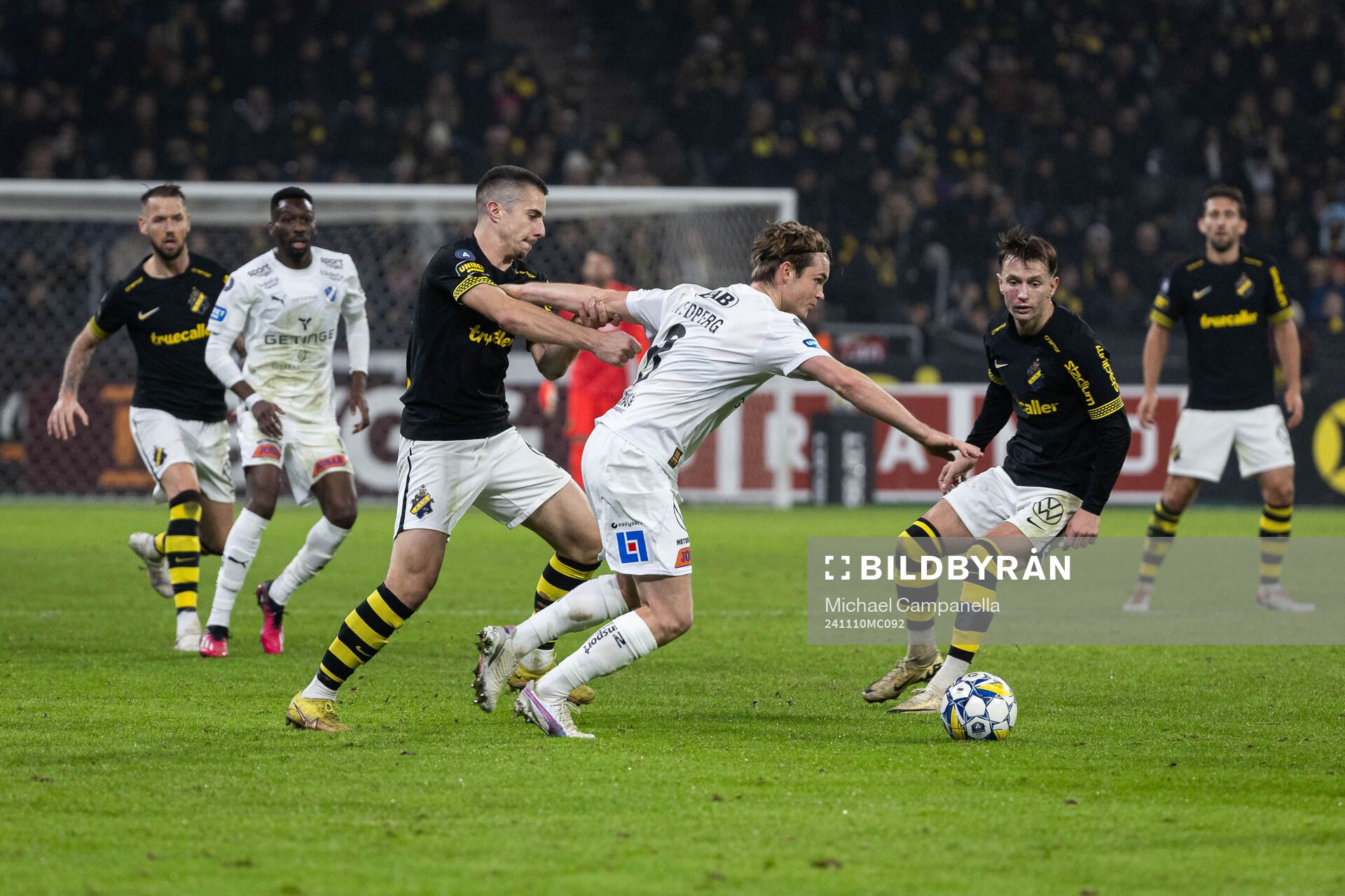 AIKs Dino Besirovic och Bersant Celina mot Halmstads