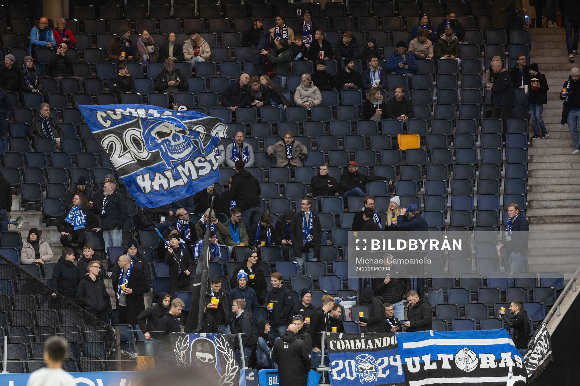 Halmstads supportrarna innan fotbollsmatchen i Allsvenskan
