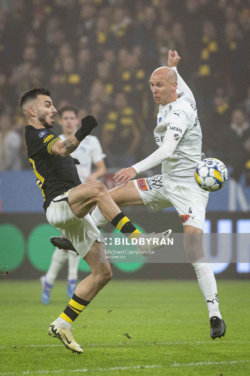 AIKs Ioannis Pittas och Halmstads Andreas Johansson under fotbollsmatchen i Allsvenskan mellan AIK och Halmstad den 10 november 2024 i Stockholm.