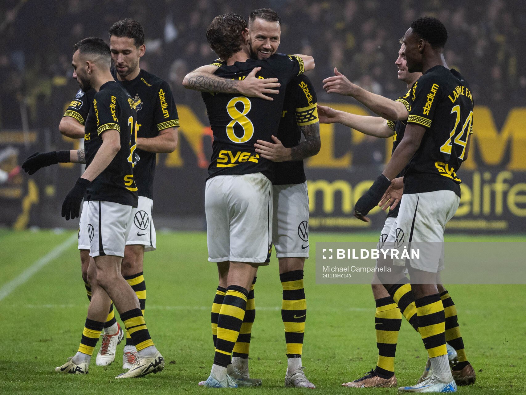 AIKs Onni Valakari jublar med Alexander Milosevic