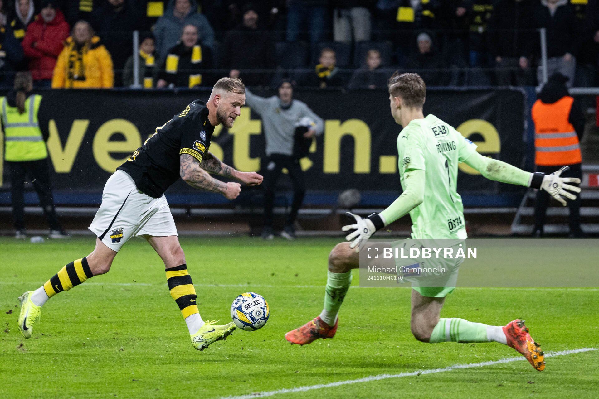 AIKs John Guidetti och Halmstads målvakt Tim Rönning