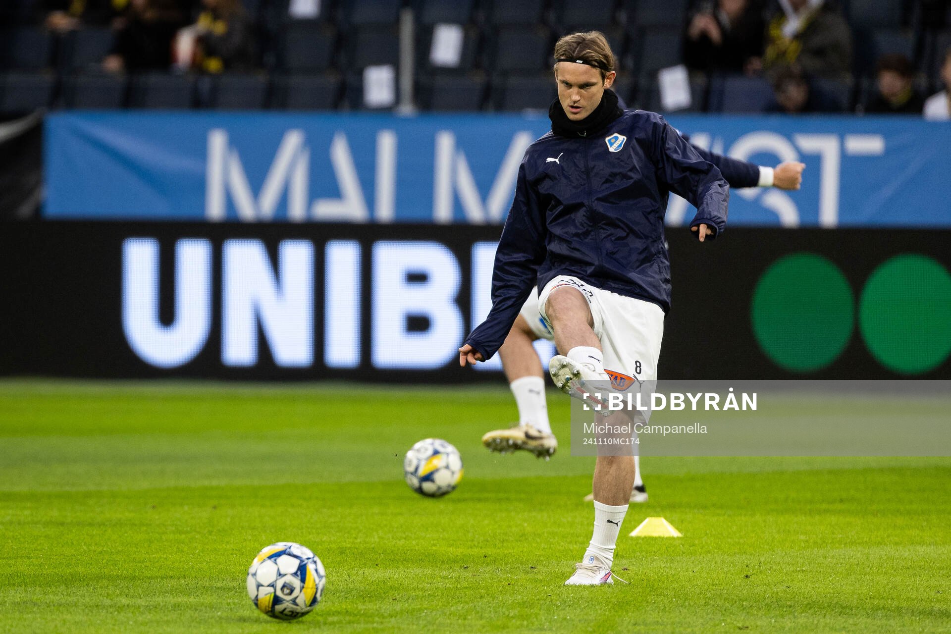 Halmstads Jonathan Svedberg under uppvärmning innan fotbollsmatchen i Allsvenskan mellan AIK och Halmstad den 10 november 2024 i Stockholm.